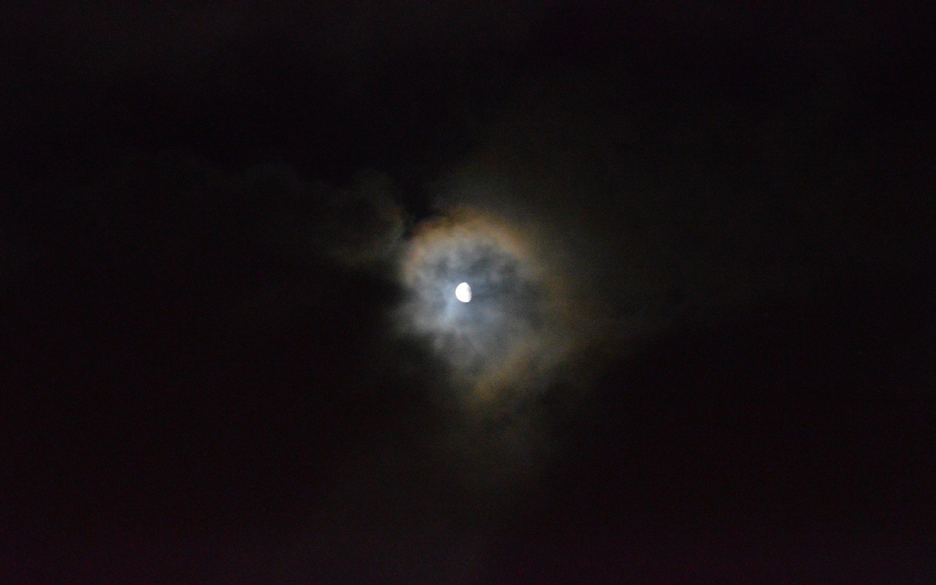 Luna tra nuvole scure notturne, 1920x1200 WUXGA, PC
