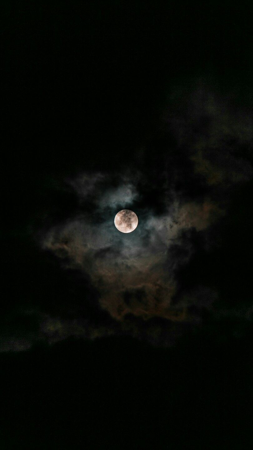 Luna piena tra nuvole scure, 810x1440 Full HD Verticale, Smartphone