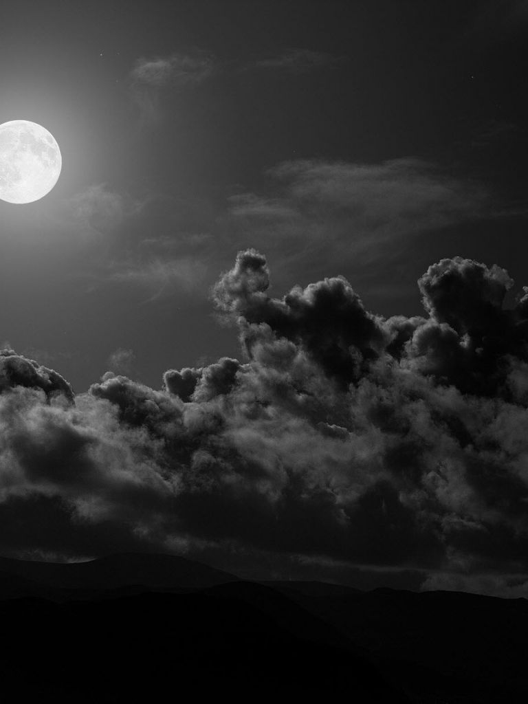 Luna piena tra nuvole scure, 768x1024 Full HD Verticale, Smartphone