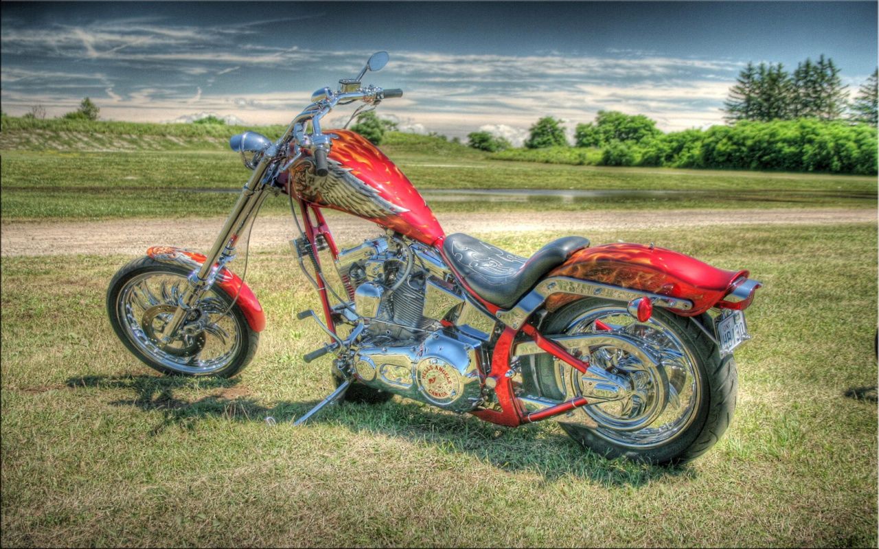 Chopper rosso HDR su prato, 1280x800 720p, MacBook Air