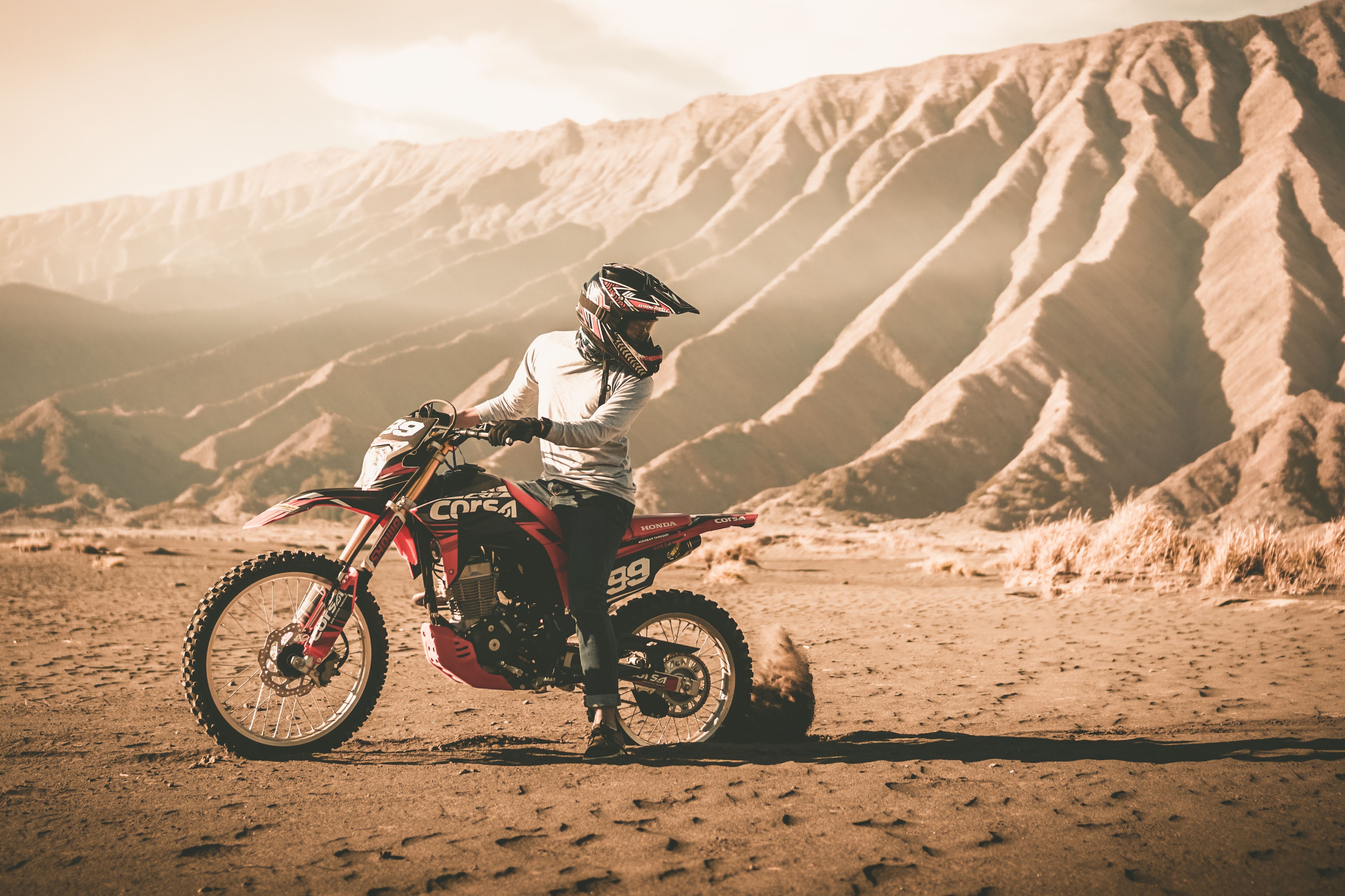 Moto minimalista linee bianche rosso, 3840x2160 4K, Desktop 4K