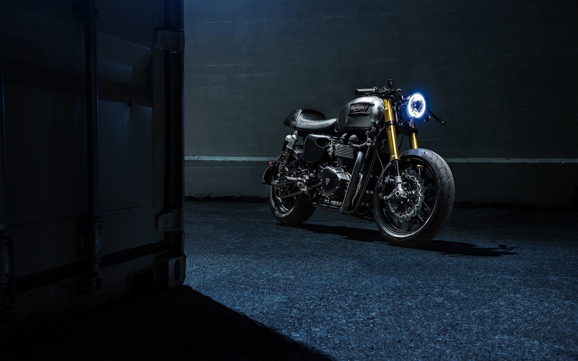 Ducati Monster gialla, sfondo nero, 3600x2403 2K+, Desktop