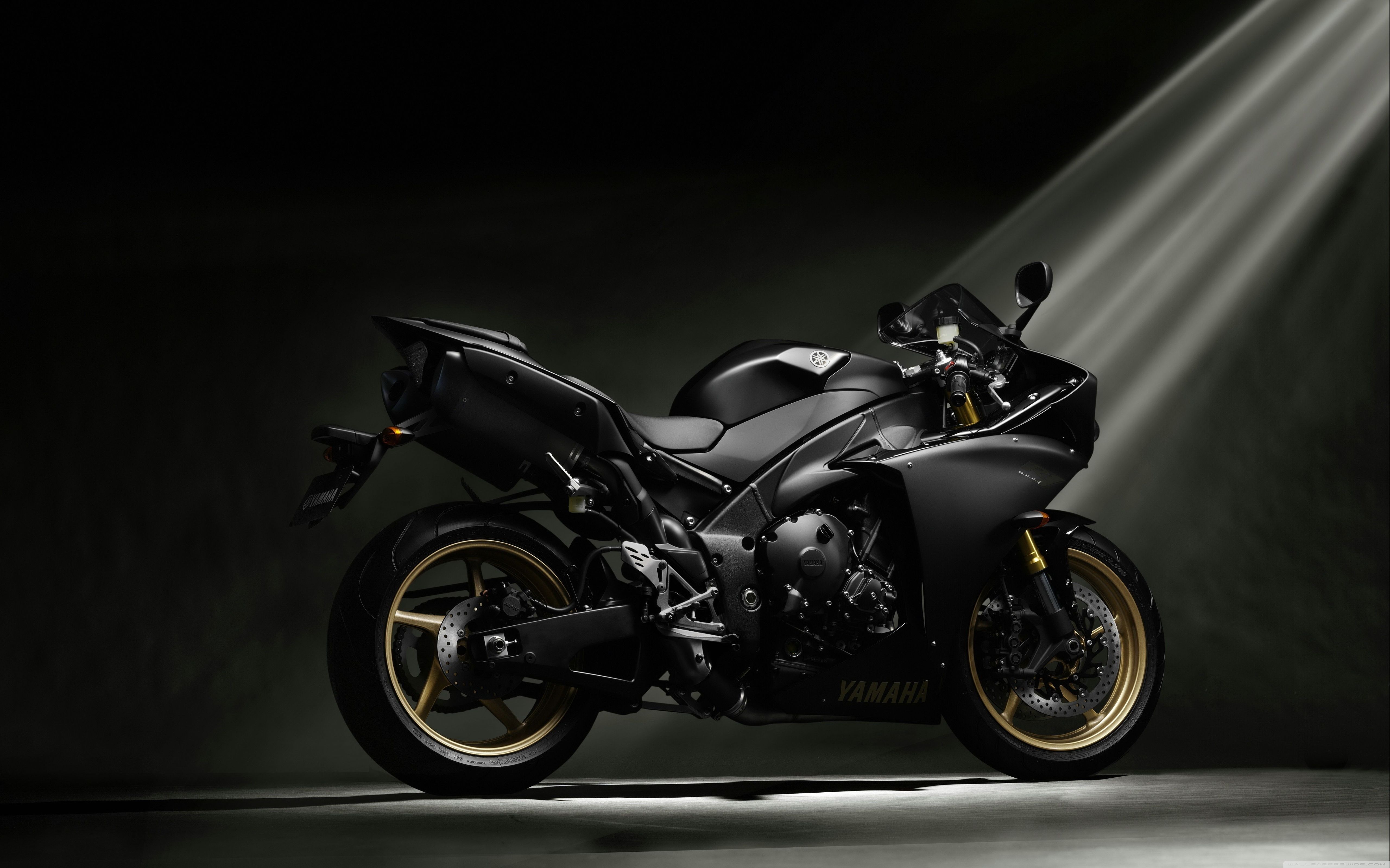 Moto sportiva nera in ombra, 5120x3200 4K Ultra HD, Monitor 4K