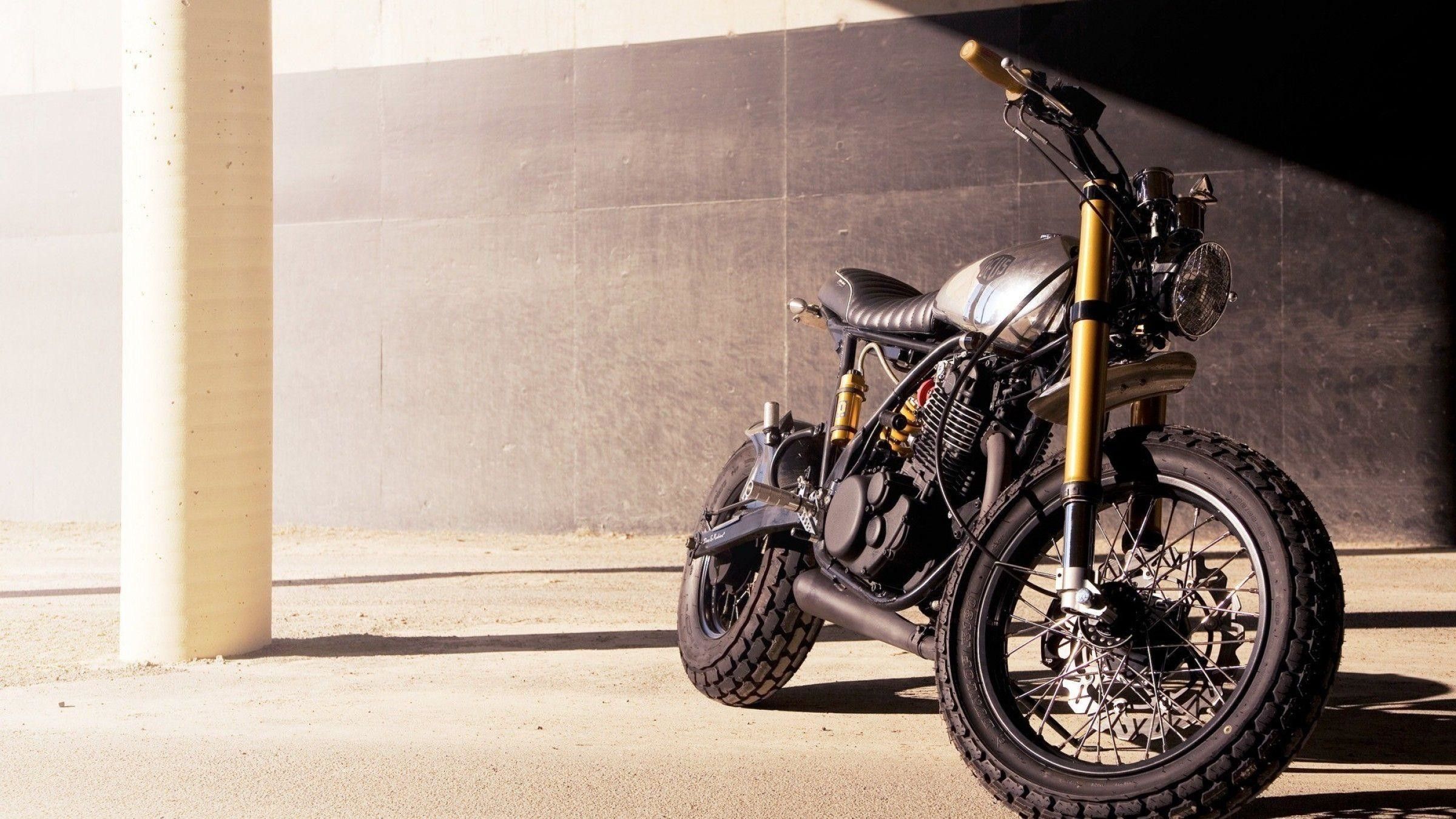 Moto Ducati rosse sfondo nero, 2560x2048 2K, Desktop