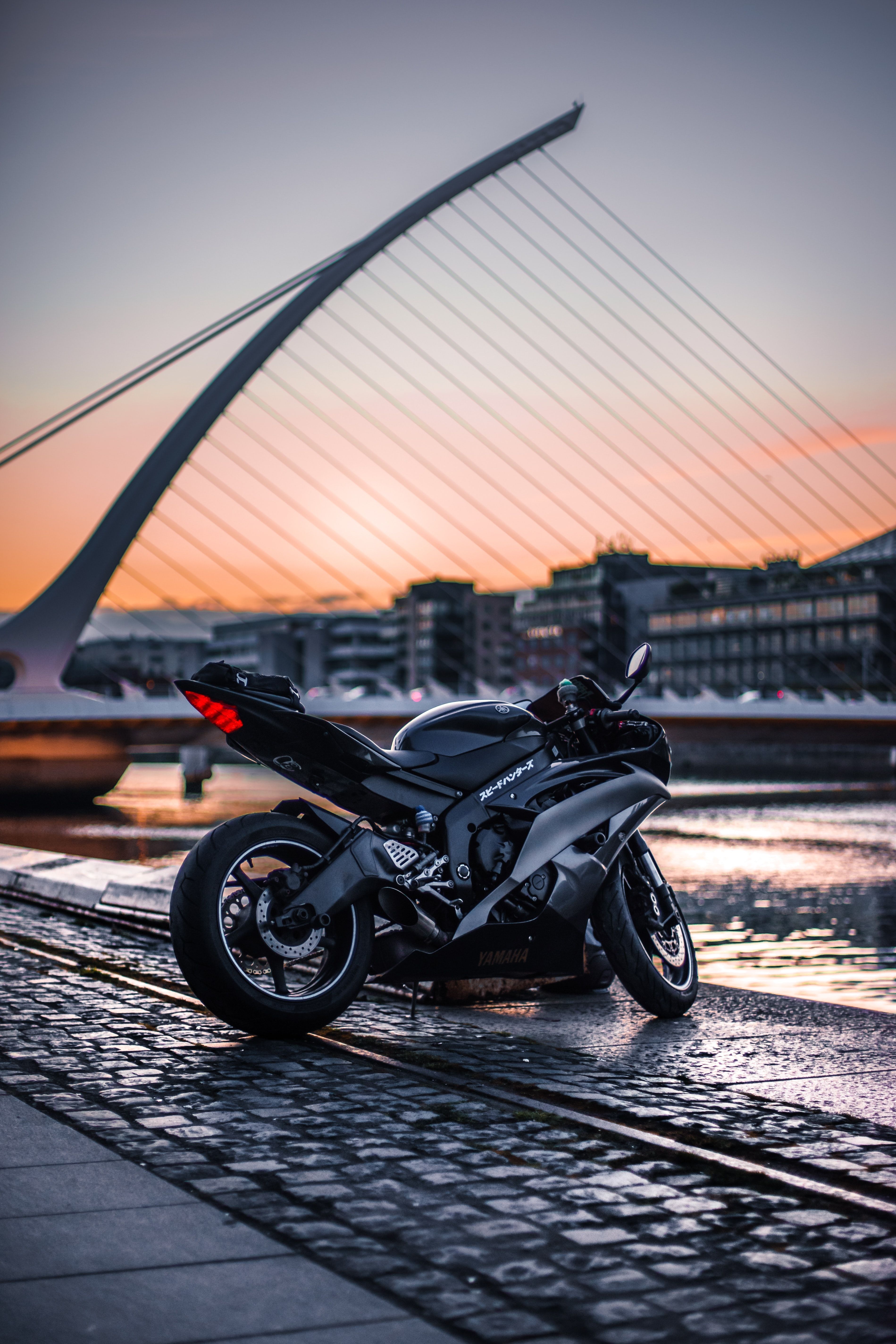 Moto sportiva nera al tramonto, 3798x5697 Full HD Verticale, Smartphone