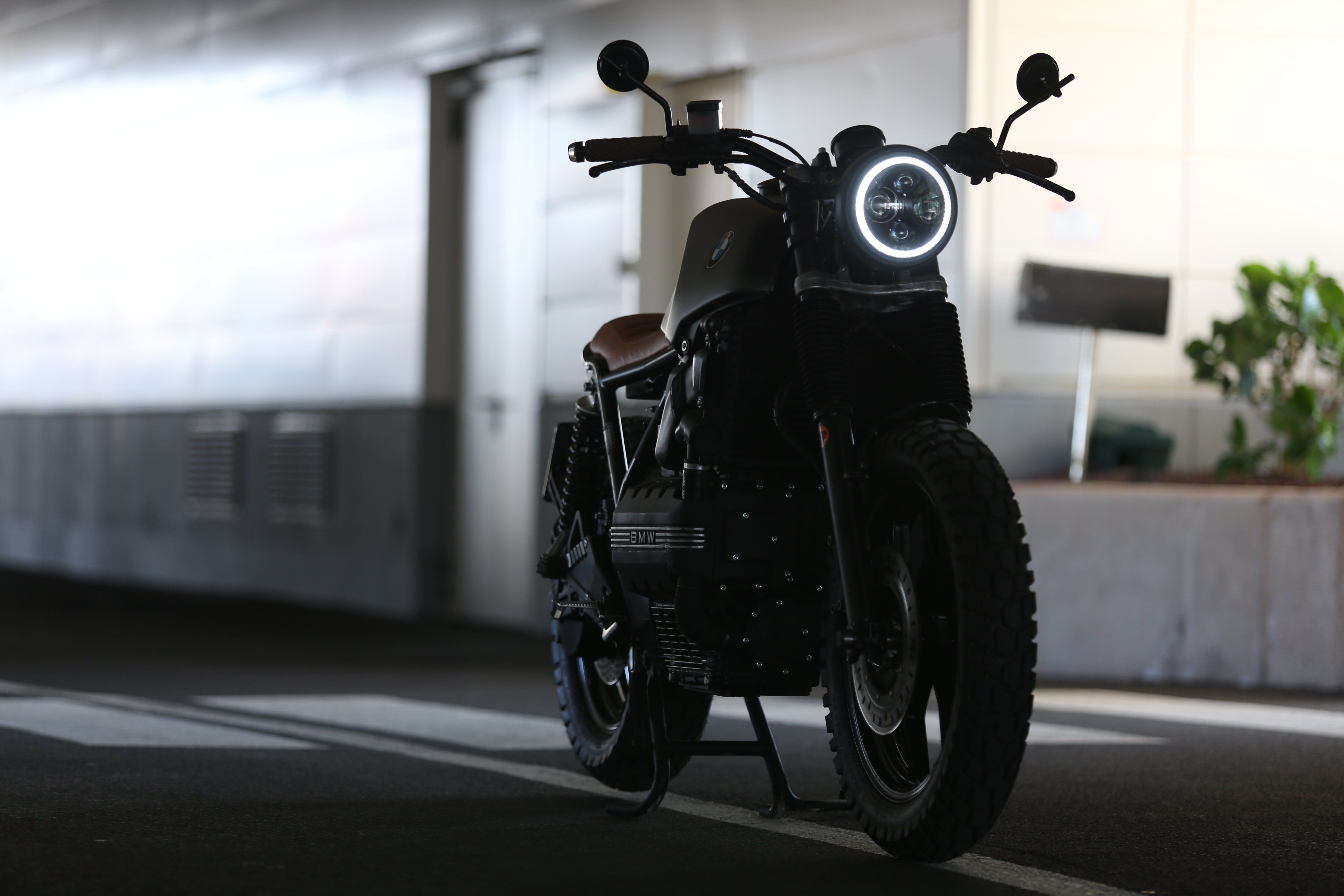Moto café racer nera, 5760x3840 Ultra HD, 4K TV