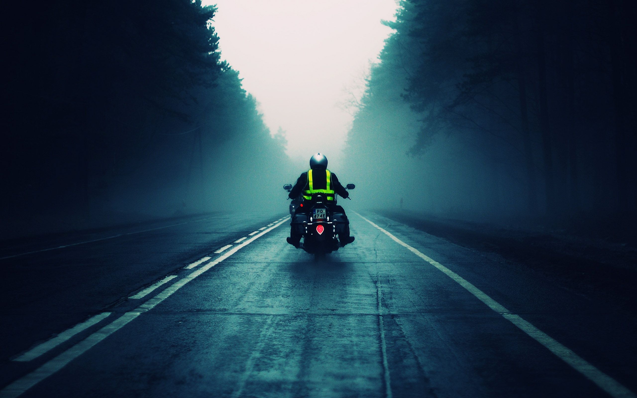 Motociclista su strada nebbiosa, 2560x1600 2K+, Desktop