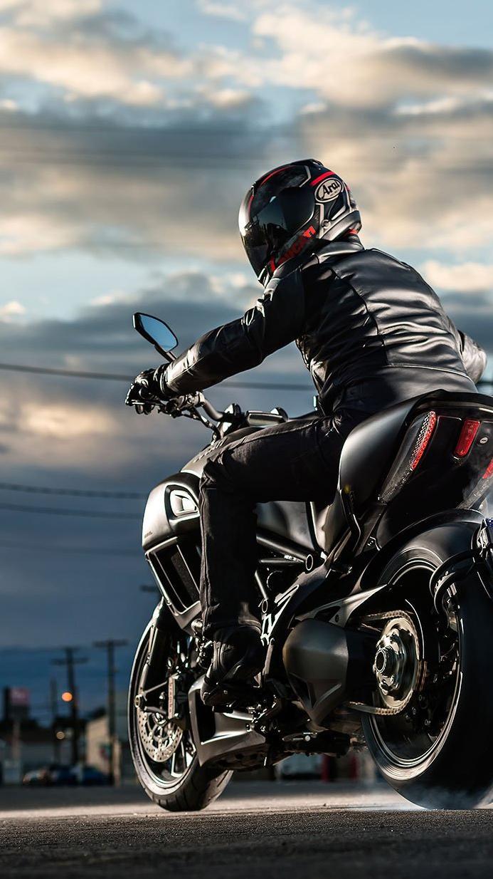 Motociclista in pelle nera su moto, 693x1234 Full HD Verticale, iPhone