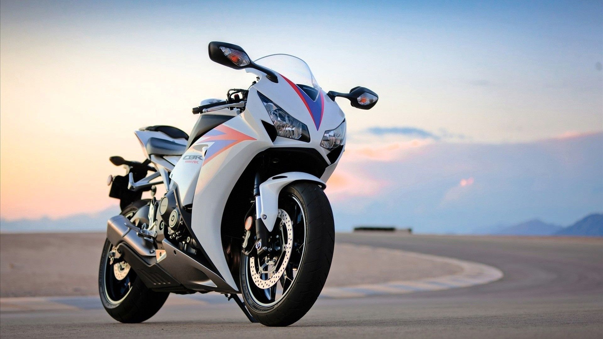 Moto Victory arancione hangar, 1920x1280 Full HD+ WUXGA, Desktop