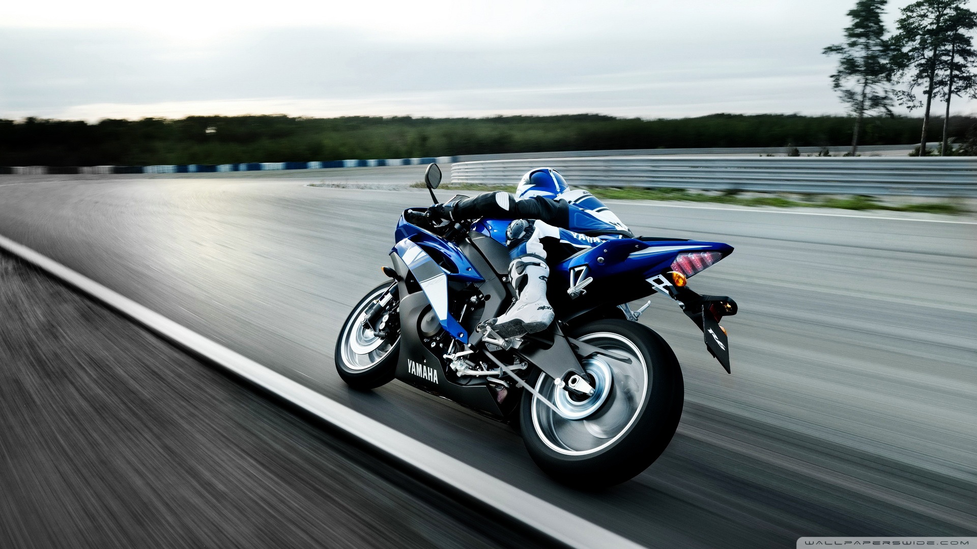 Motocicletta cromata con uomo, 1280x1024 720p, PC