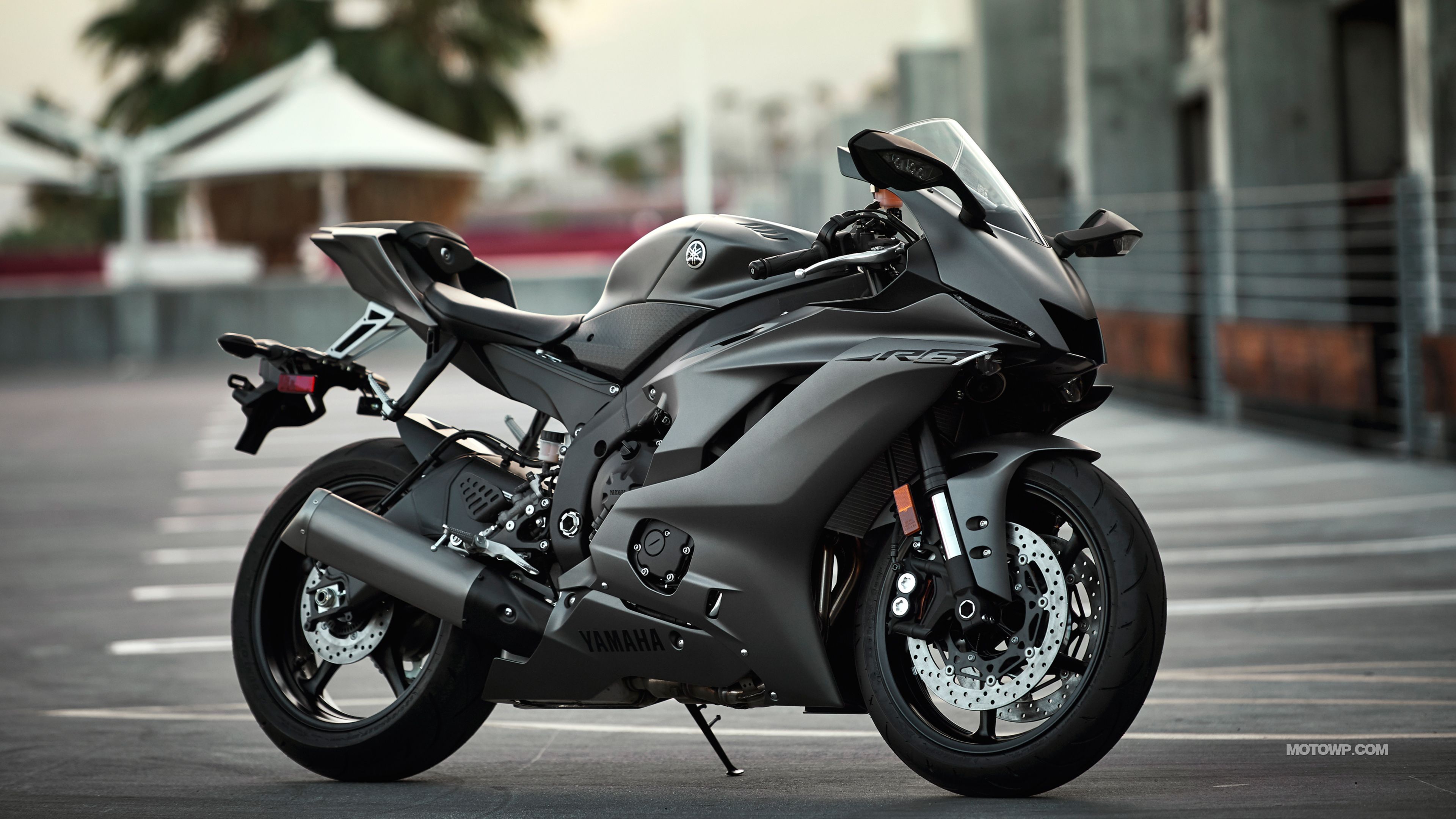 Motociclista BMW su strada forestale, 1600x1066 900p, HP Laptop