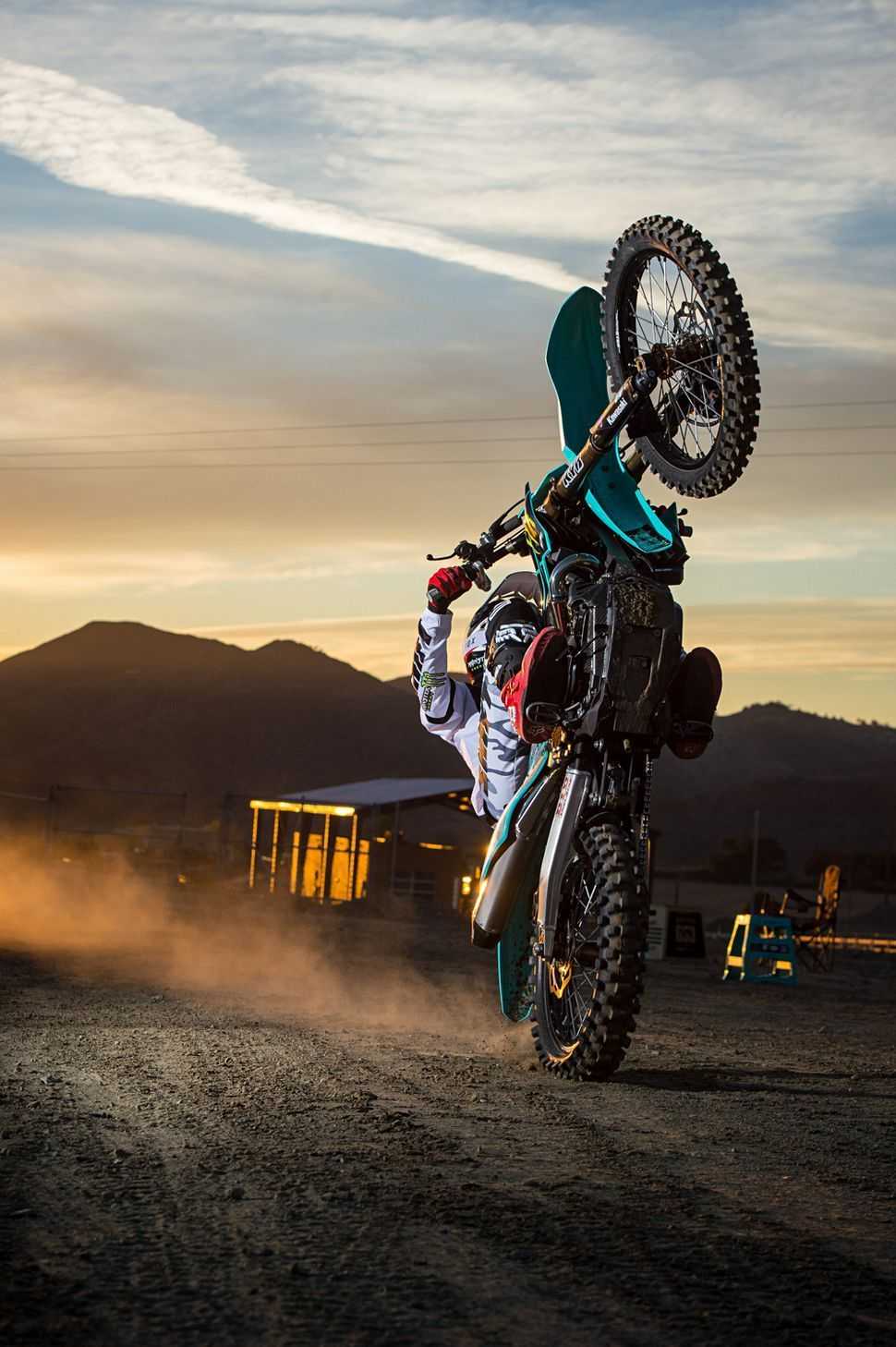 Moto da cross impennata deserto, 970x1458 Full HD Verticale, Smartphone