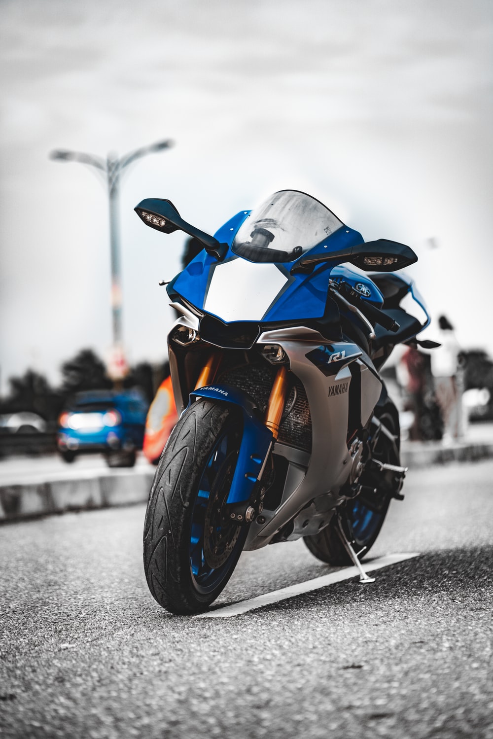 Moto sportiva blu strada, 1000x1499 Verticale, Mobile