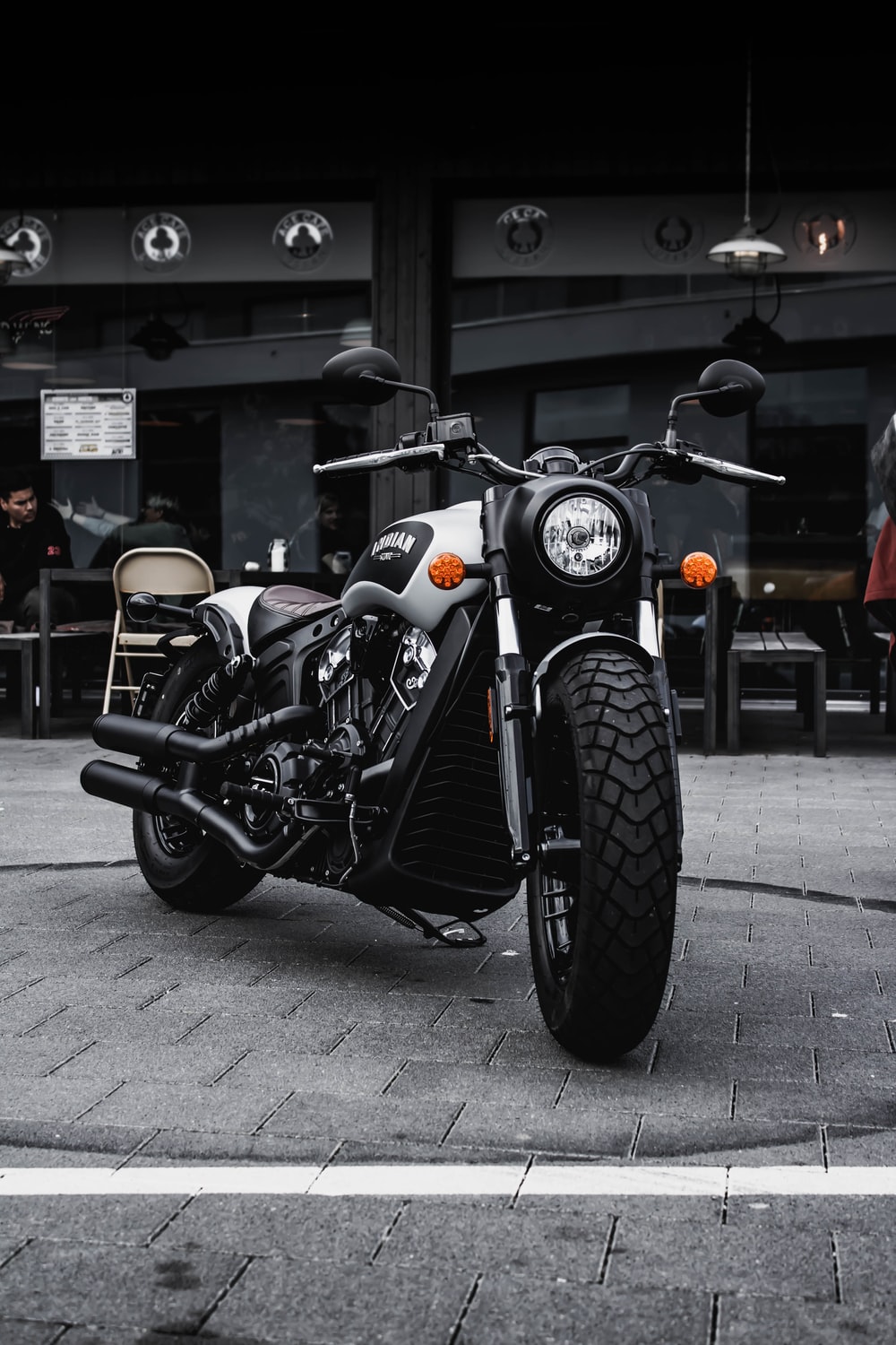 Motocicletta cruiser bianca e nera, 1000x1500 Verticale, Mobile