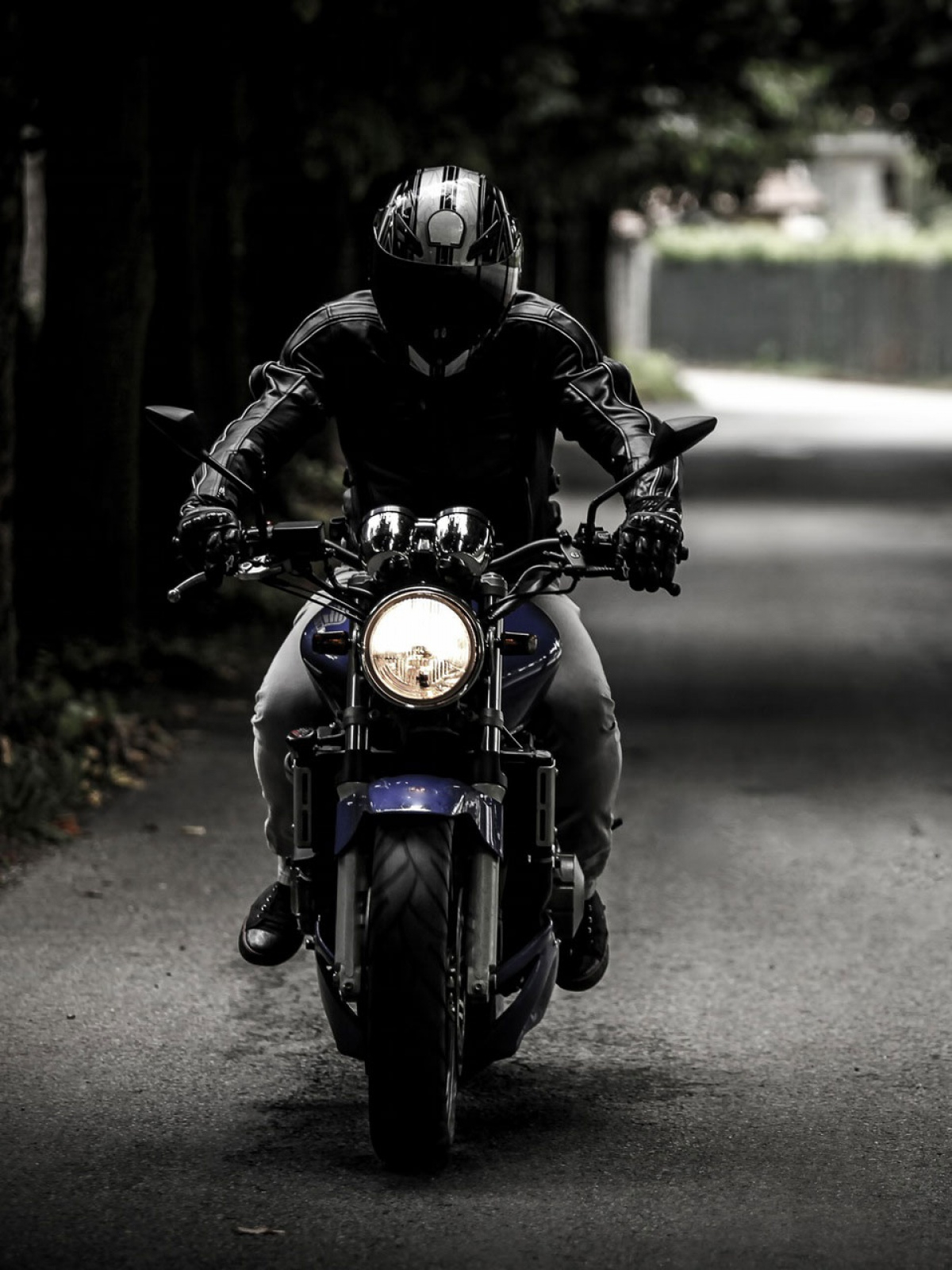 Motociclista con casco su strada, 1200x1600 Full HD Verticale, iPhone
