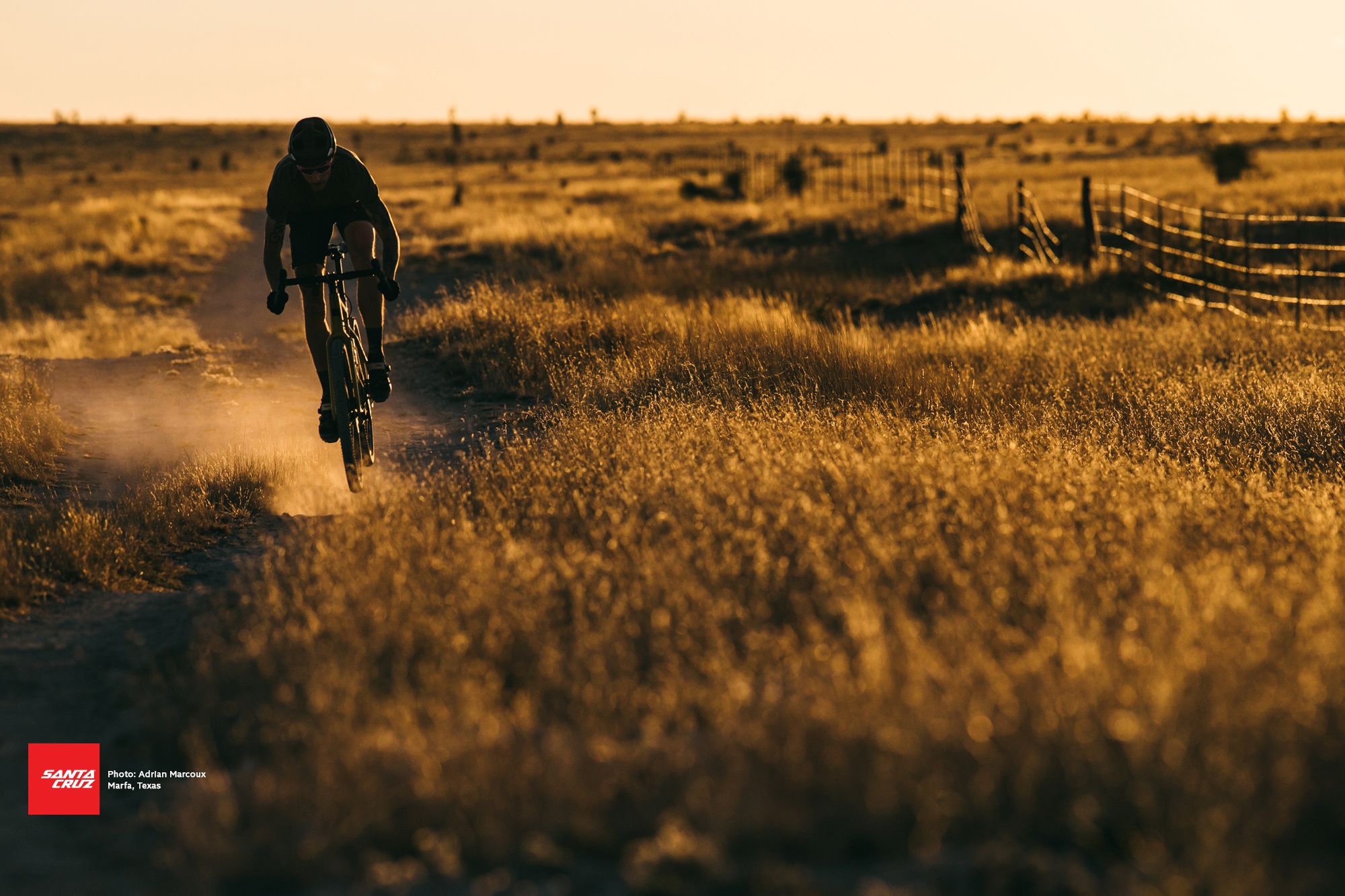 Ciclista mountain bike tramonto dorato, 2000x1333 2K, Desktop