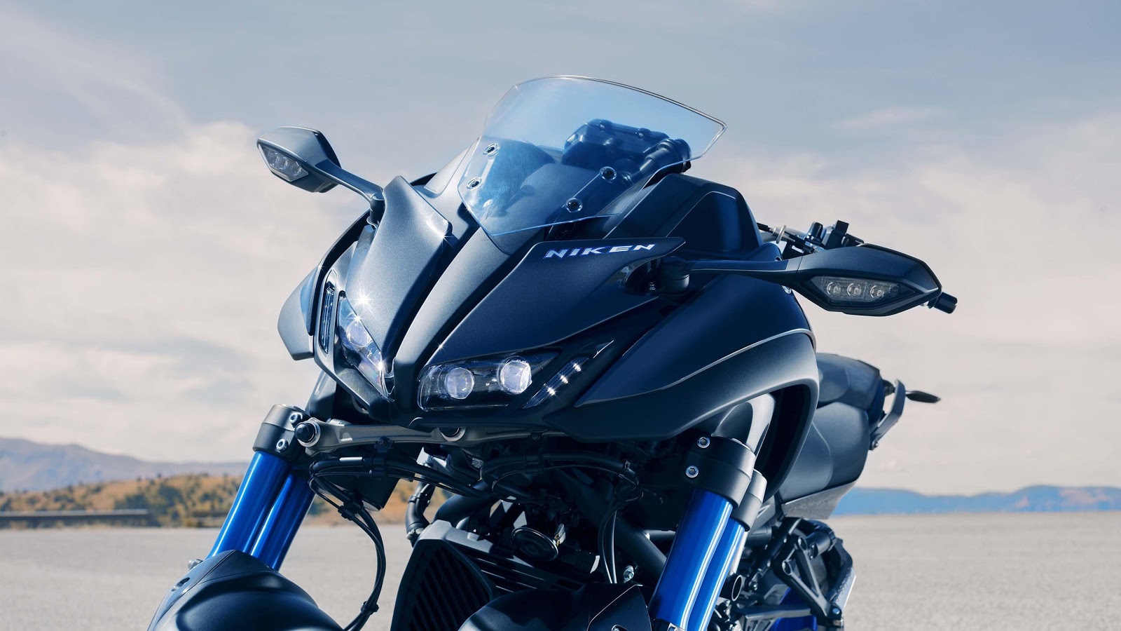 Moto cafe racer nera, 828x1792 Verticale, Telefono
