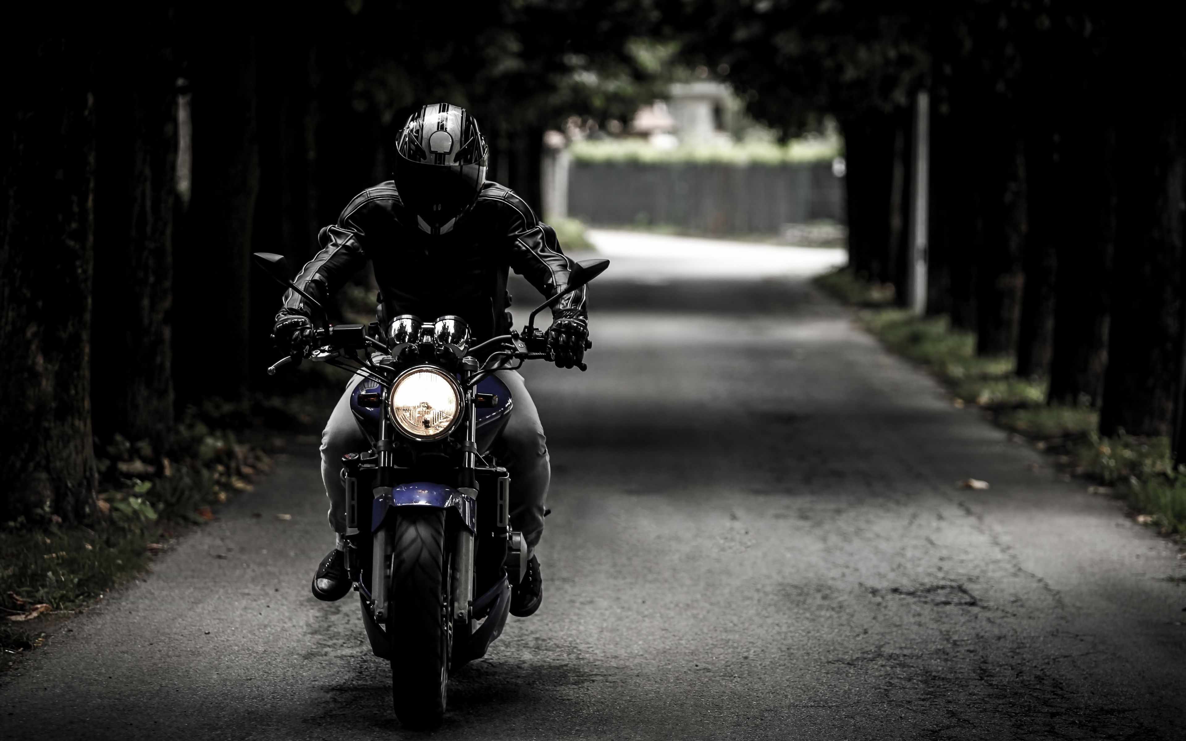 Motociclista con casco su strada, 3840x2400 Ultra HD, 4K TV