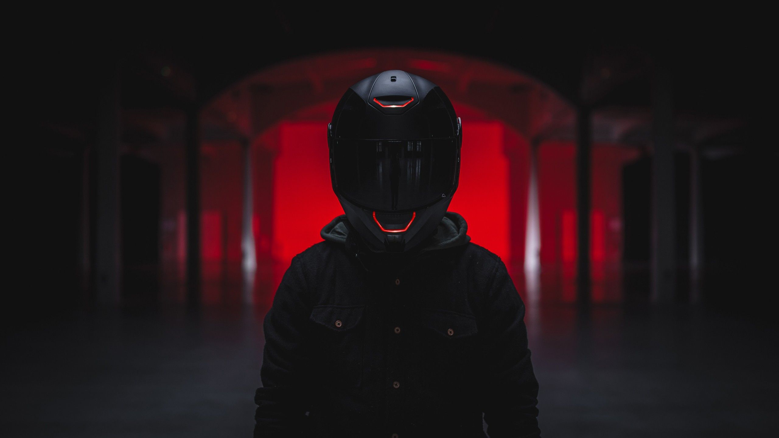 Motociclista con casco sfondo rosso, 2560x1440 1440p, Desktop