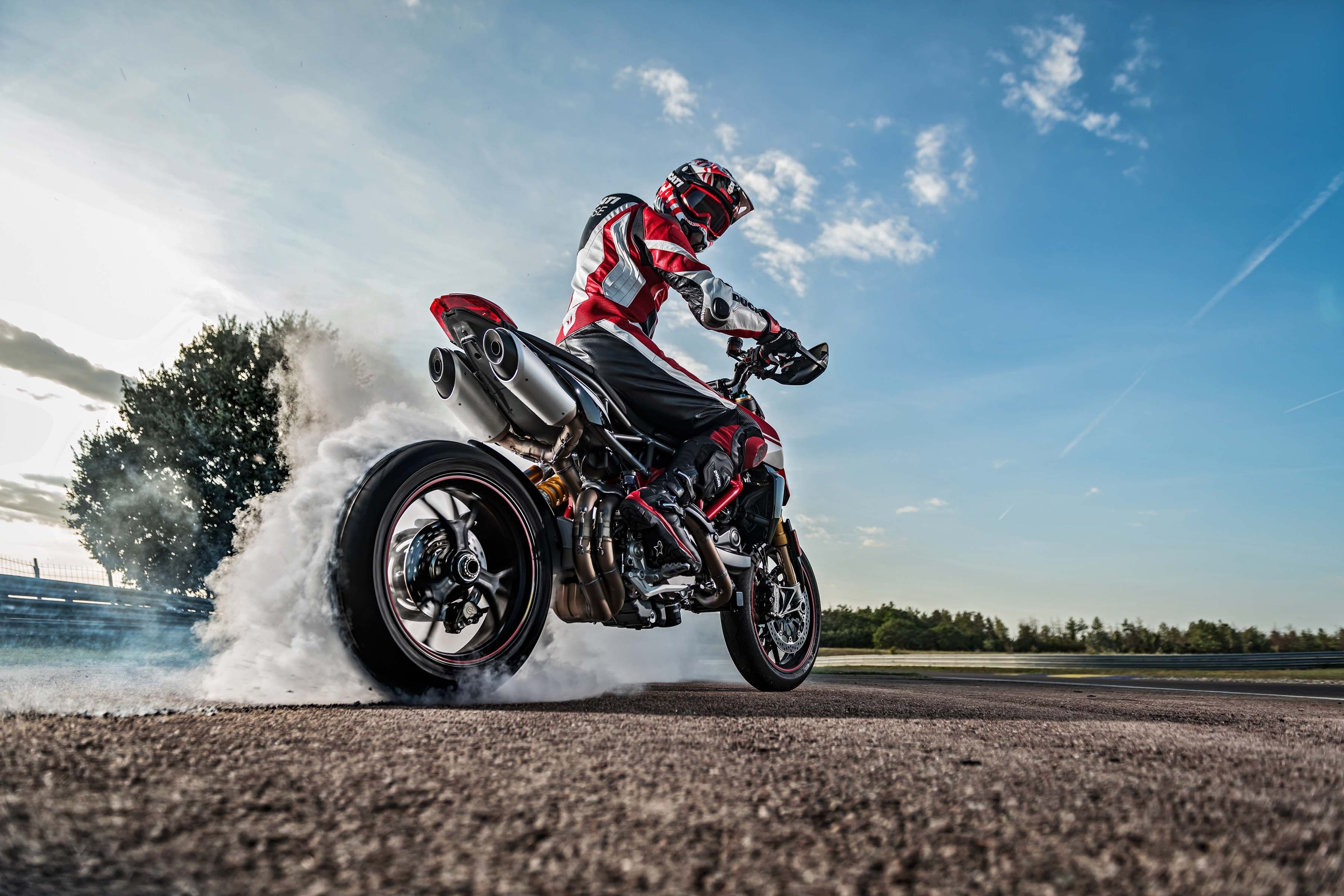 Motociclista Ducati burnout pista, 3600x2399 2K+, Laptop