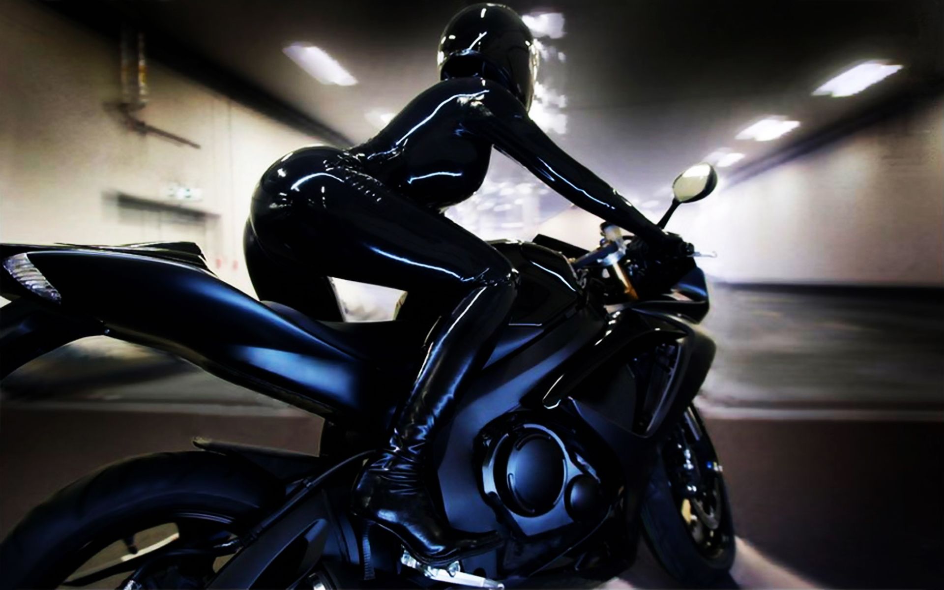 Motociclista in tuta di pelle nera, 1920x1200 Full HD+, Laptop