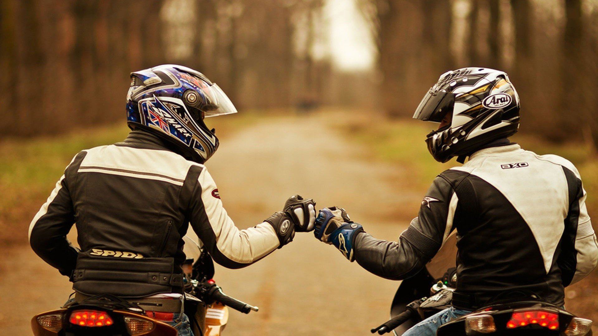 Motociclisti si salutano nel bosco, 1920x1080 1080p, Desktop