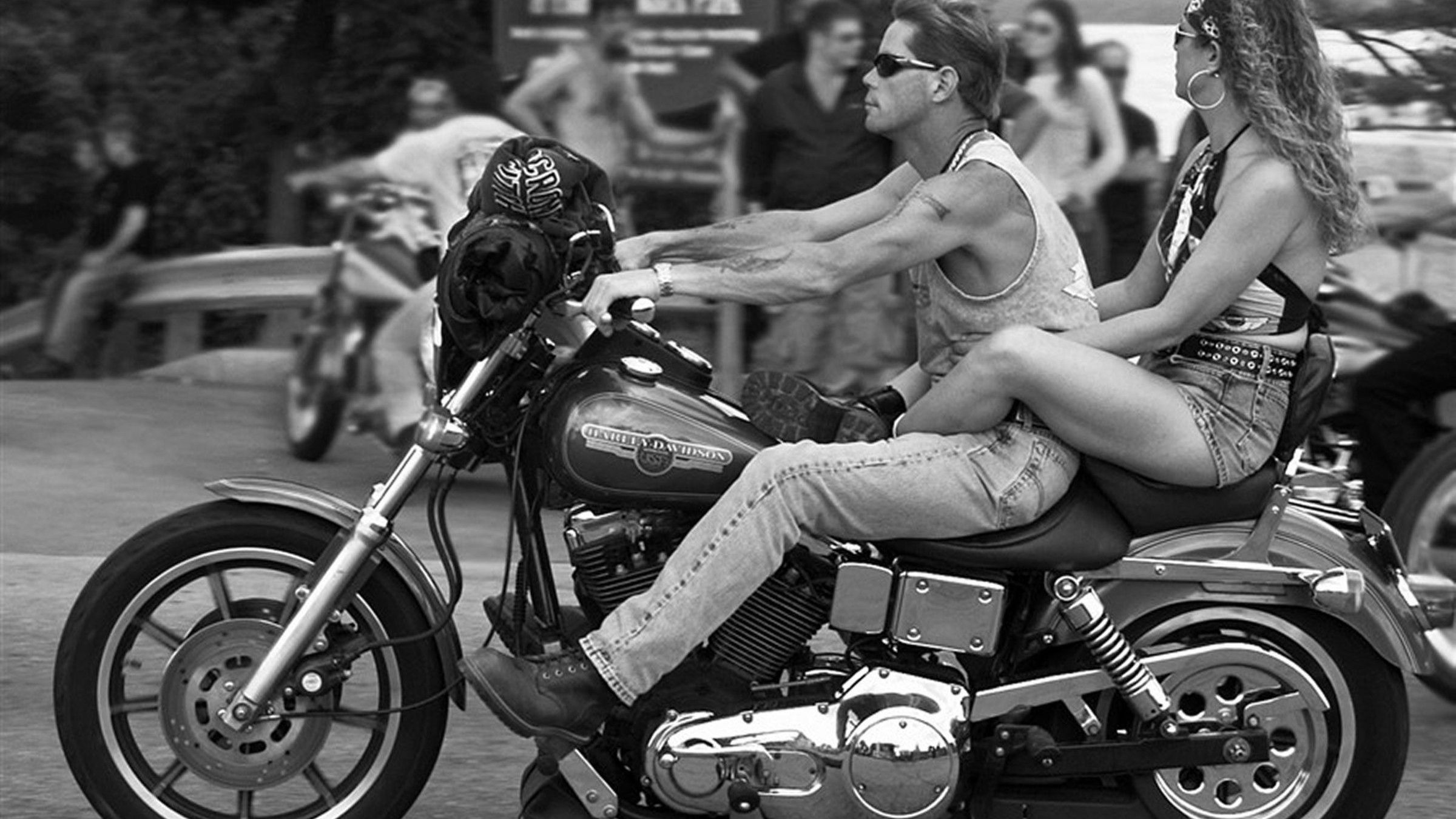 Motociclista con passeggera, bianco e nero, 2400x1350 alta risoluzione, PC