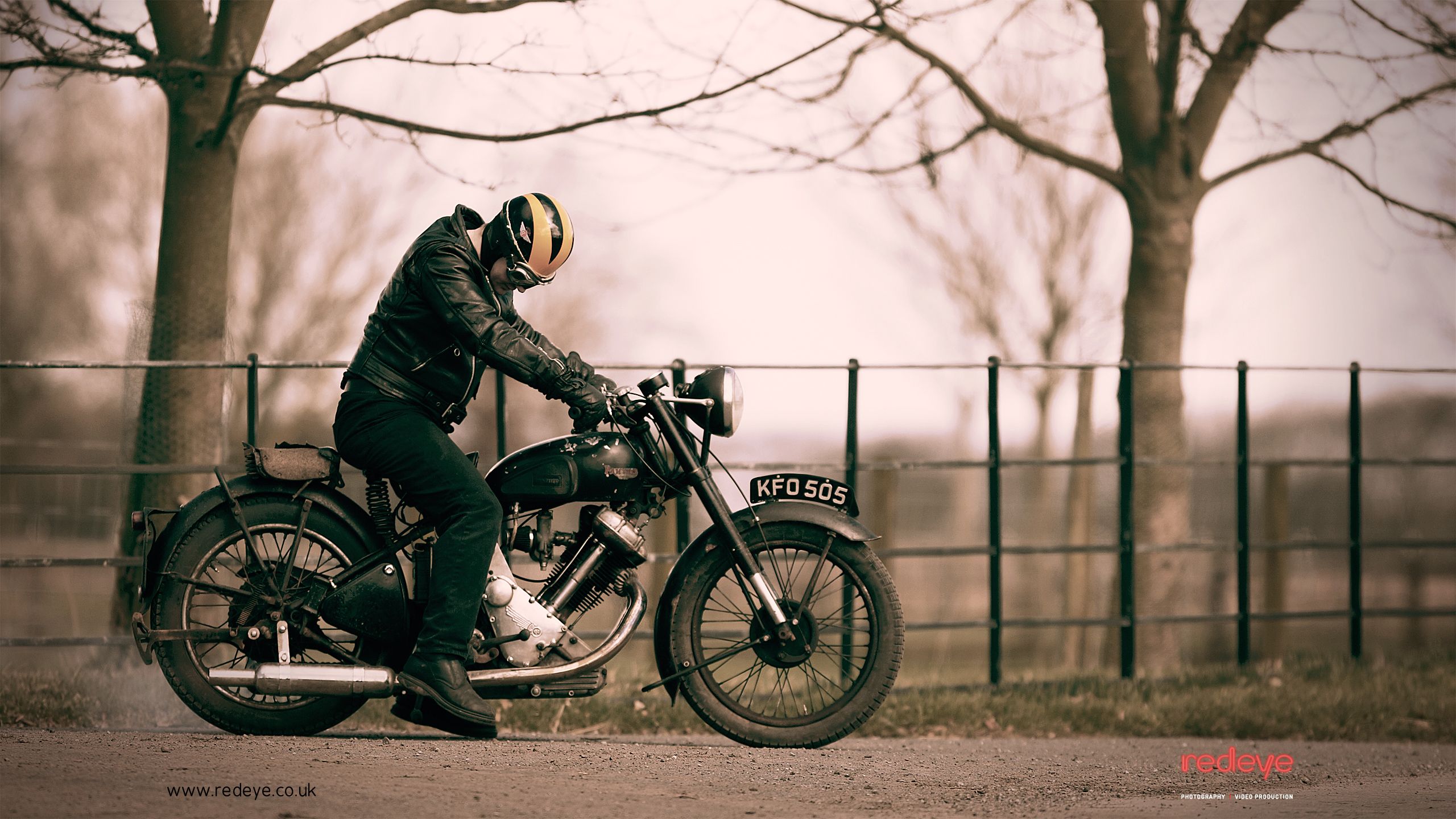 Motociclista vintage su moto classica, 2560x1440 QHD, Laptop