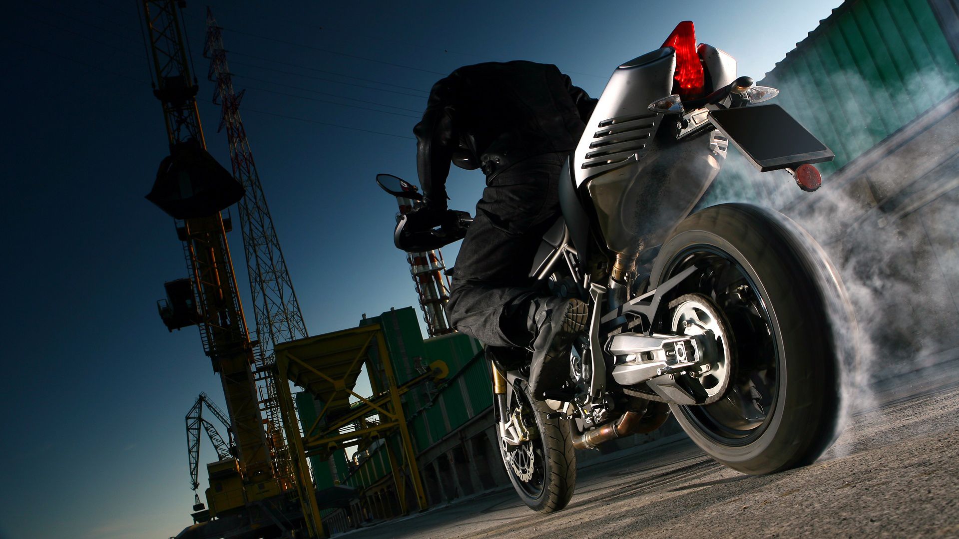 Motociclista in impennata urbana, 1920x1080 1080p, Desktop