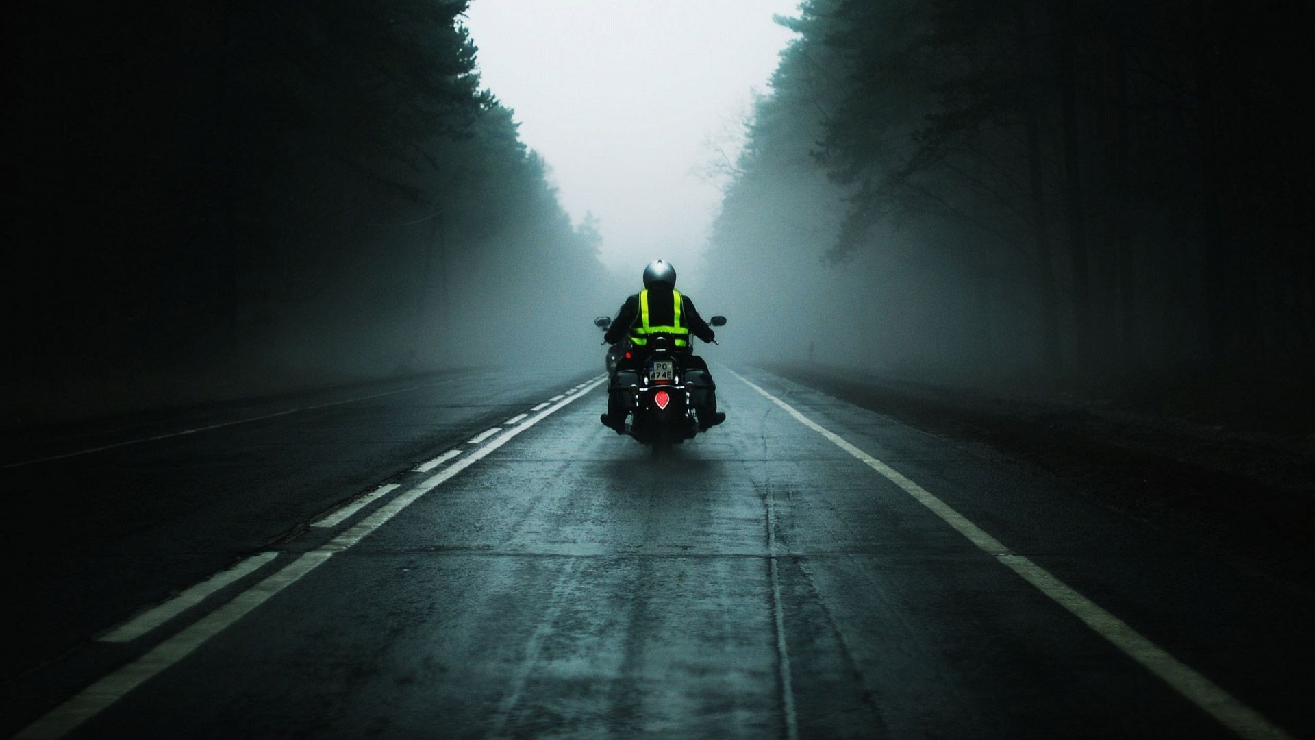 Motociclista strada nebbiosa, 1920x1080 1080p, Laptop