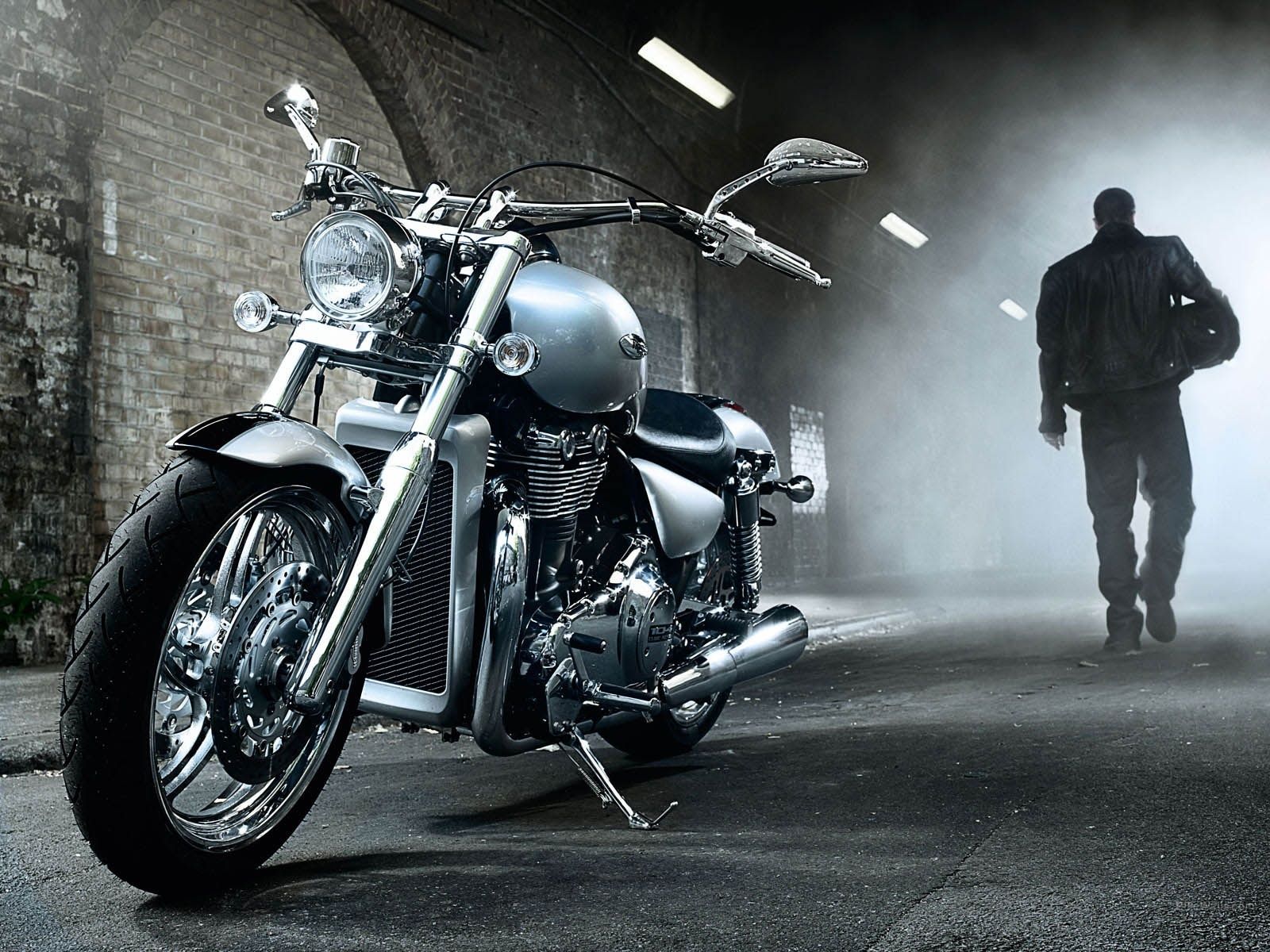 Motociclista con casco in galleria, 1600x1200 900p, PC