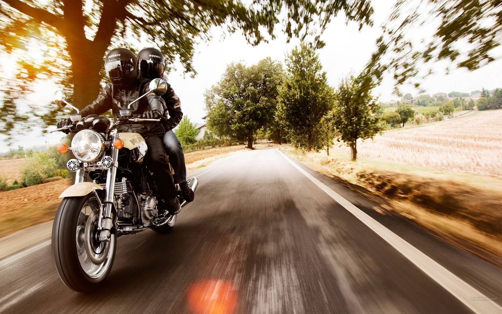 Motociclista su strada di campagna, 1680x1050 900p, MacBook Air