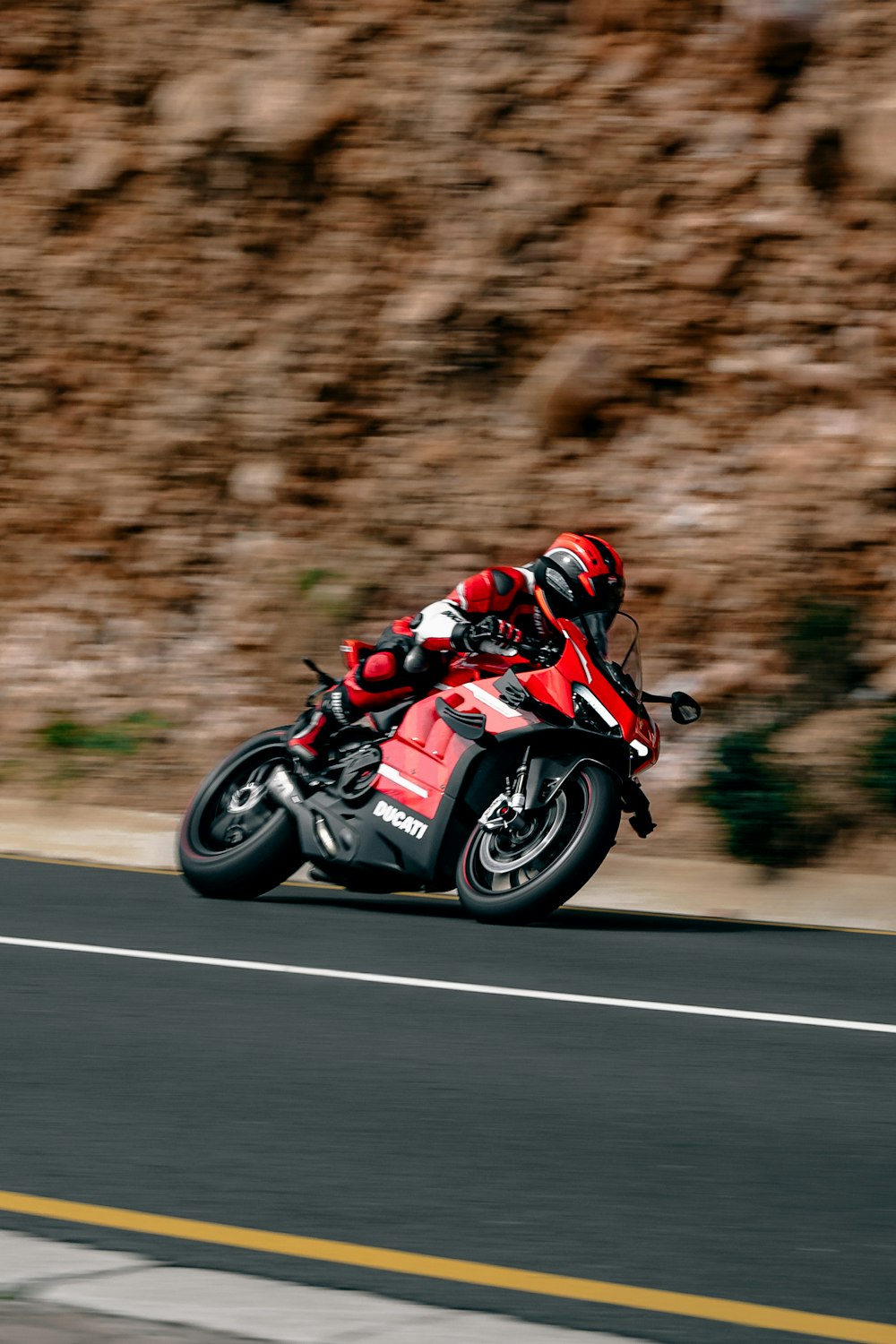 Moto sportiva rossa in curva, 1000x1500 Verticale, Telefono