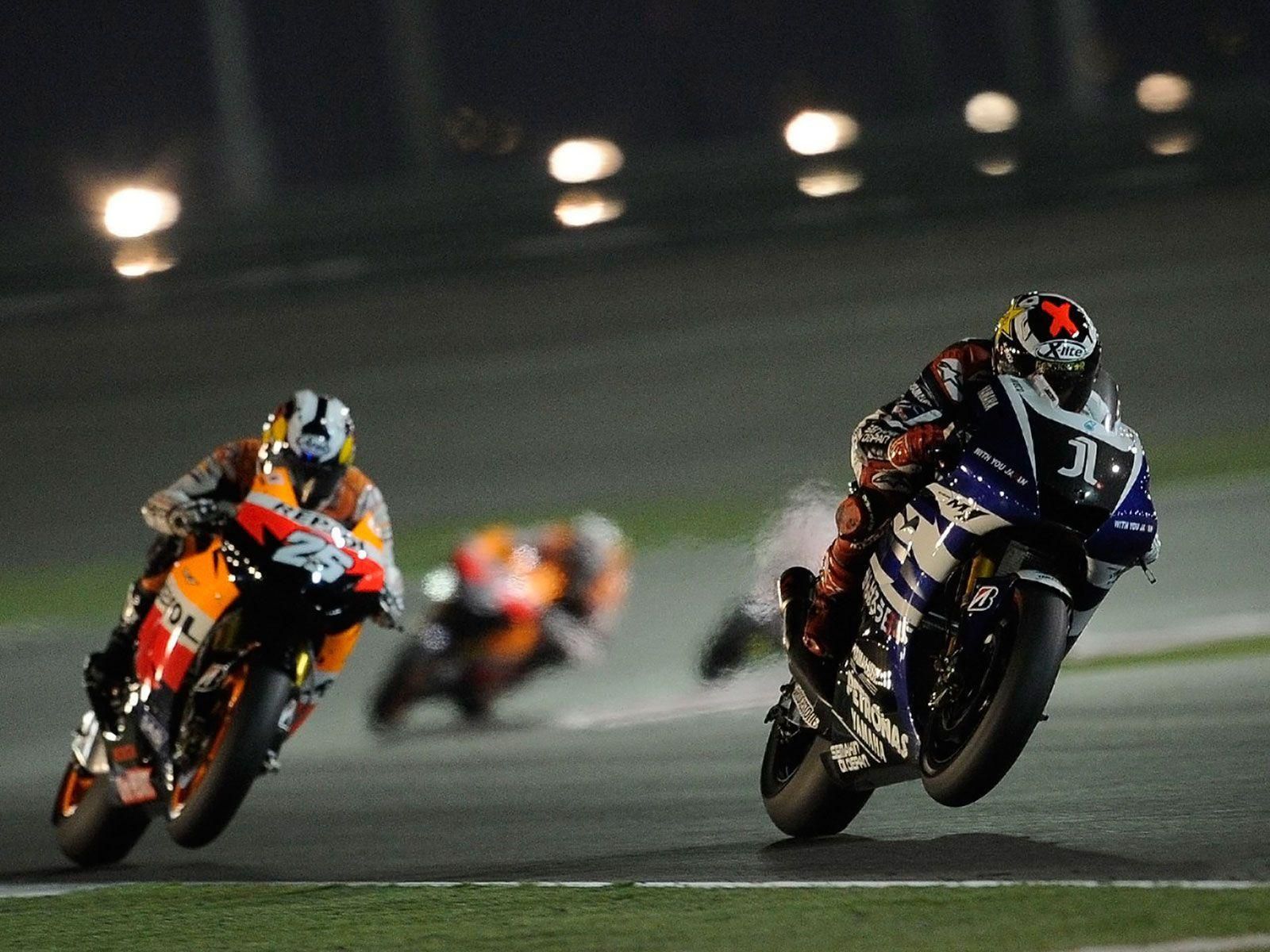 Moto MotoGP in pista notturna, 1600x1200 HD, PC
