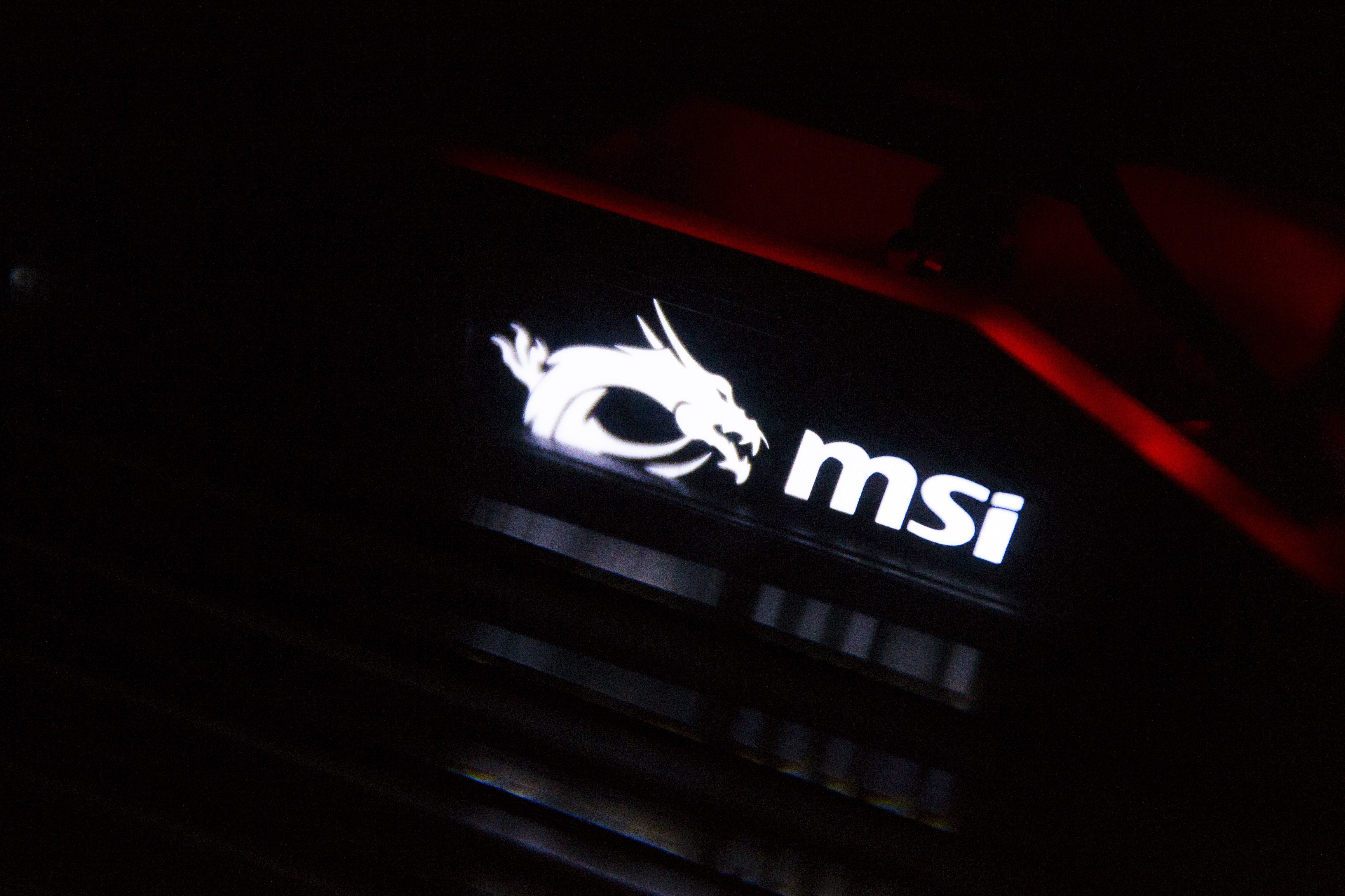 Logo MSI drago su edificio, 4608x3072 Ultra HD, 4K TV