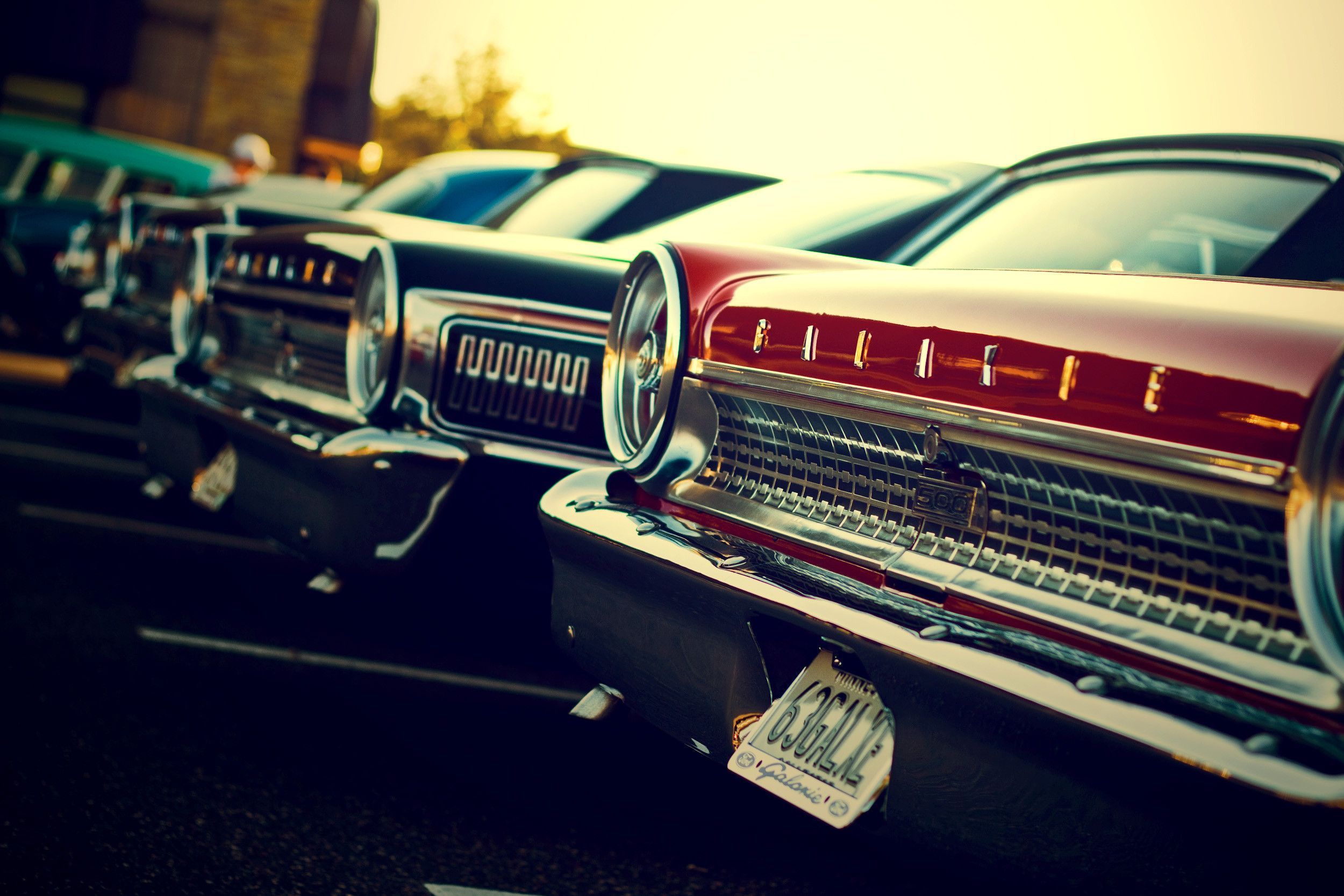 Muscle car vintage in fila, 2500x1667 Hi-Res, Desktop
