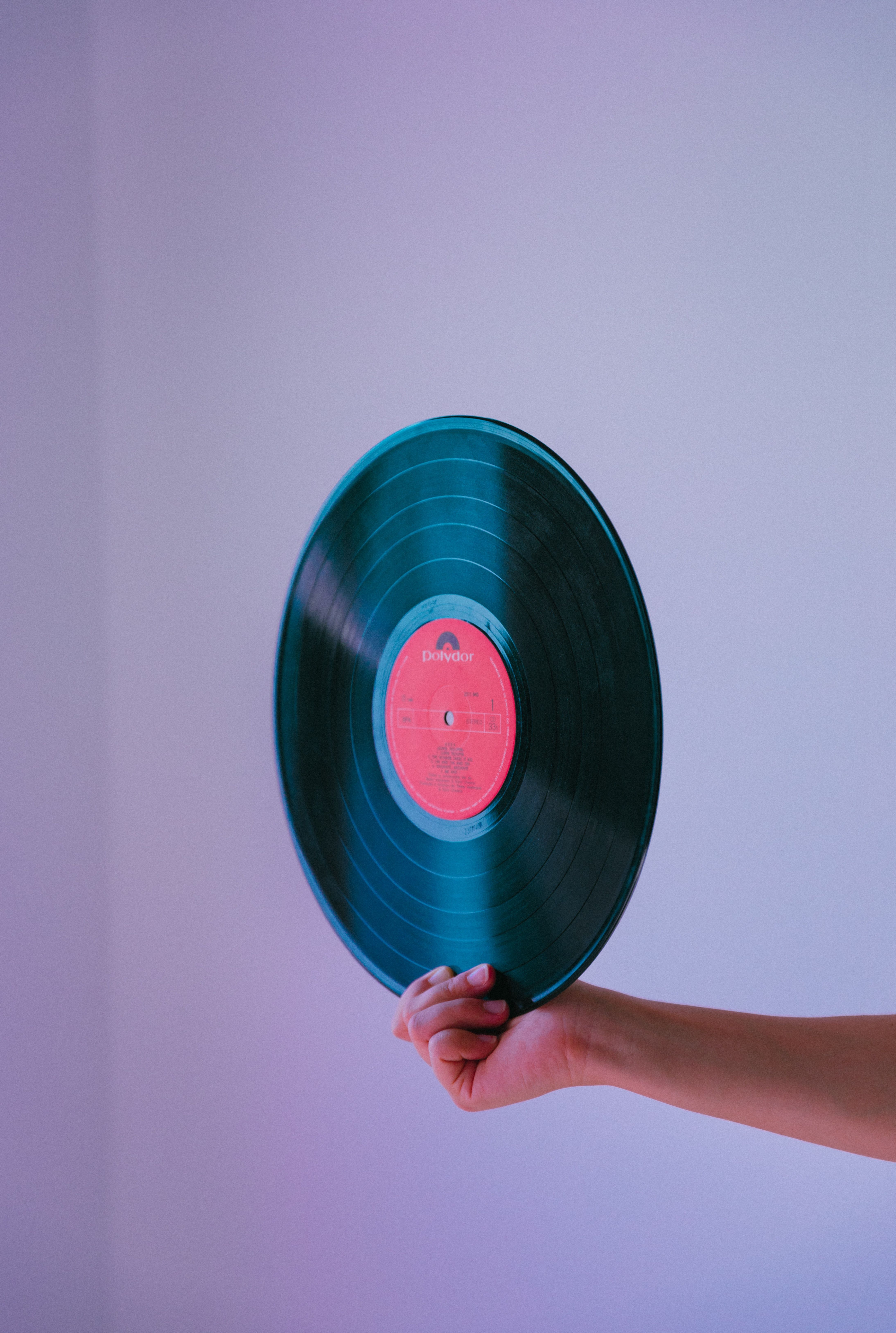Mano regge disco vinile teal, 4378x6514 Verticale, Mobile
