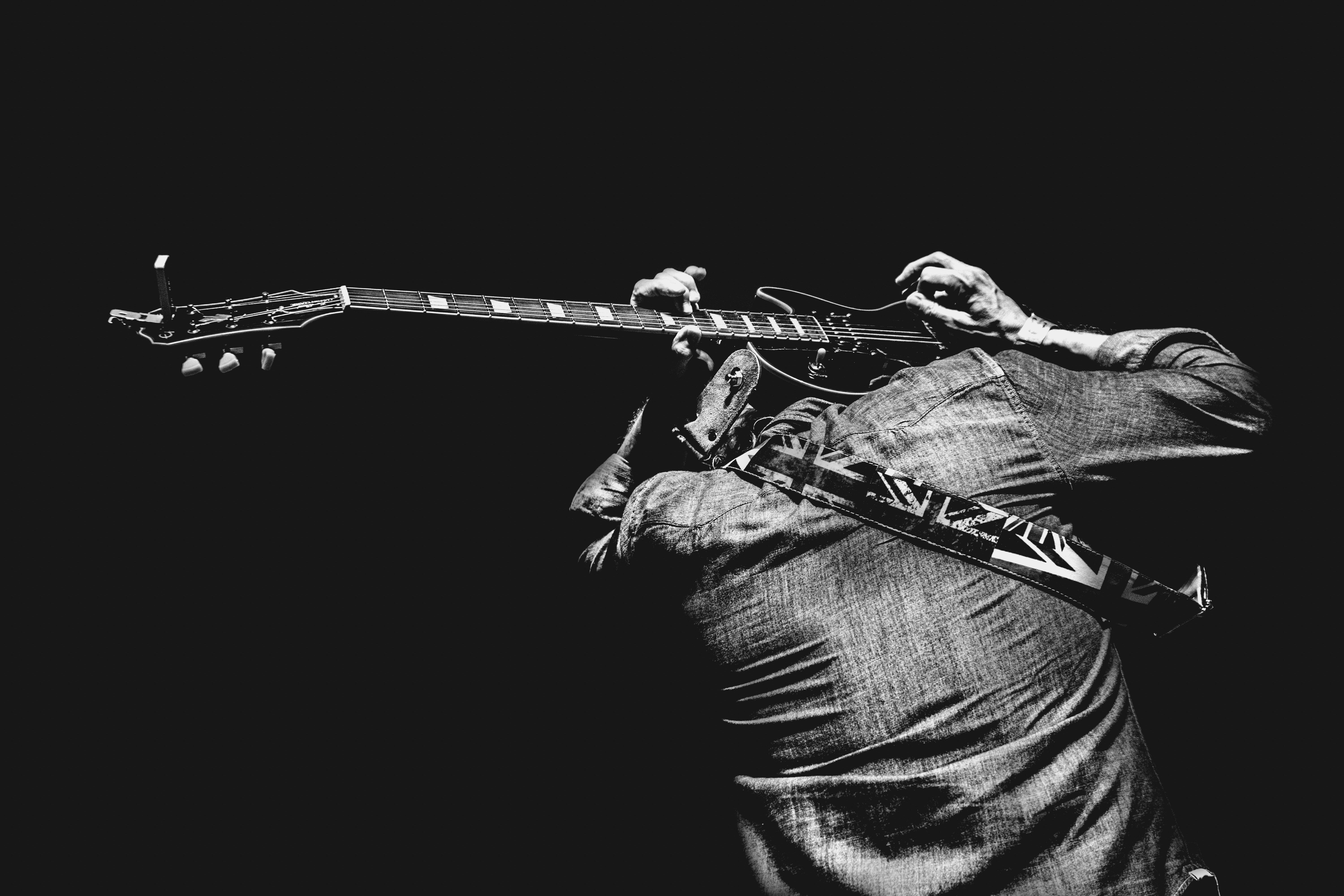 Musicista con chitarra bianco e nero, 6000x4000 4K Ultra HD, Monitor 4K