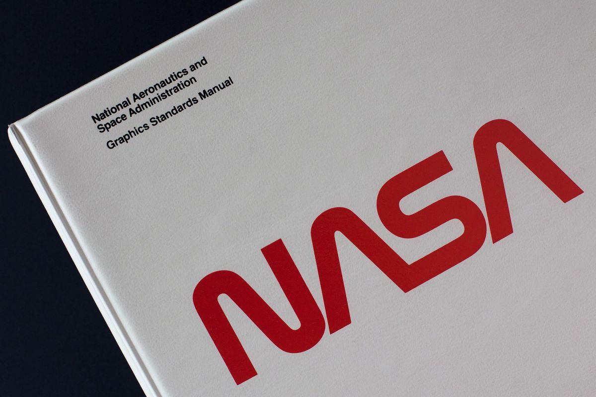 Astronauta collage giacca gialla, 1080x1080 HD, PC