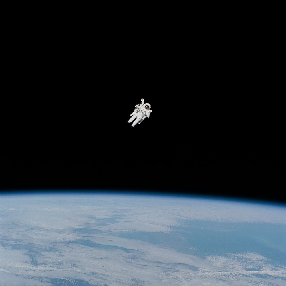 Astronauta fluttuante sopra Terra, 1000x1000 HD, Laptop
