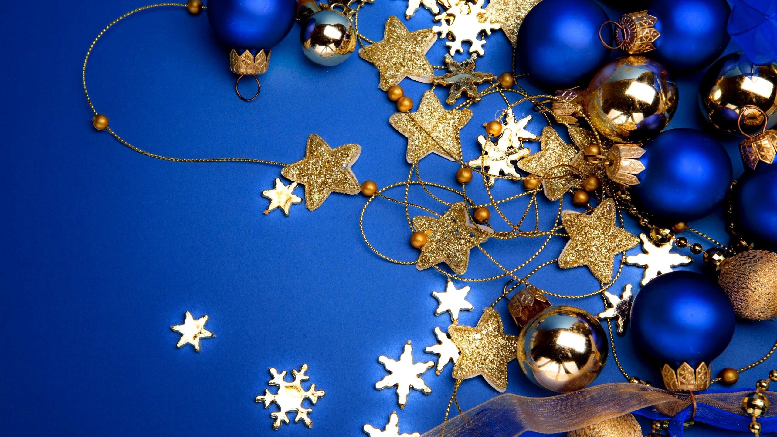 Palline blu e stelle dorate natalizie, 2560x1440 1440p, Desktop