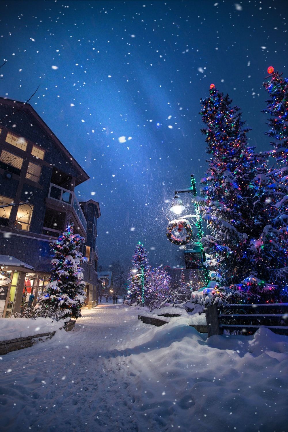 Villaggio innevato con luci natalizie, sfondi di Natale, 1000x1500 Verticale, Mobile