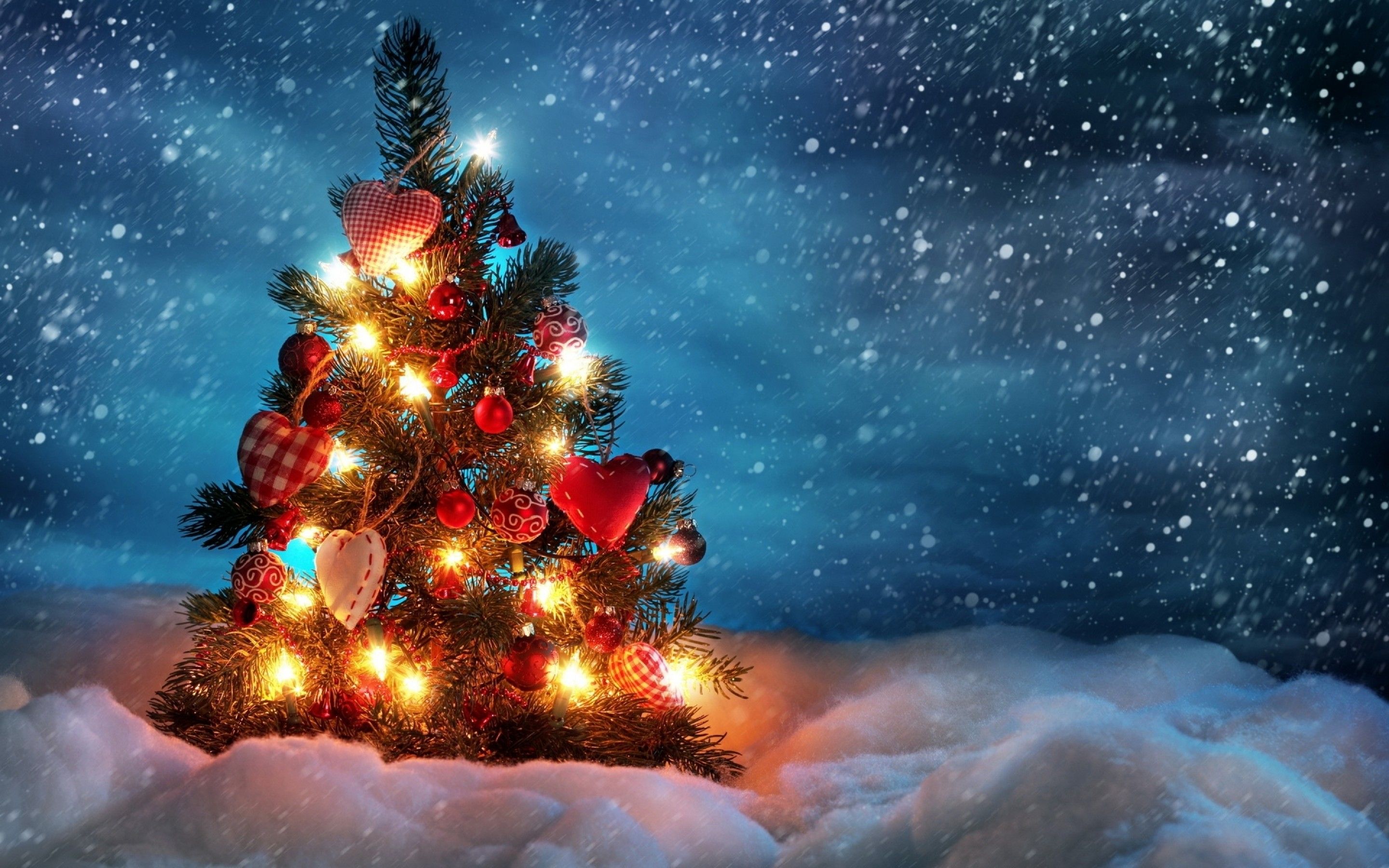 Albero di Natale illuminato neve, sfondo 2880x1800 2K+, Laptop