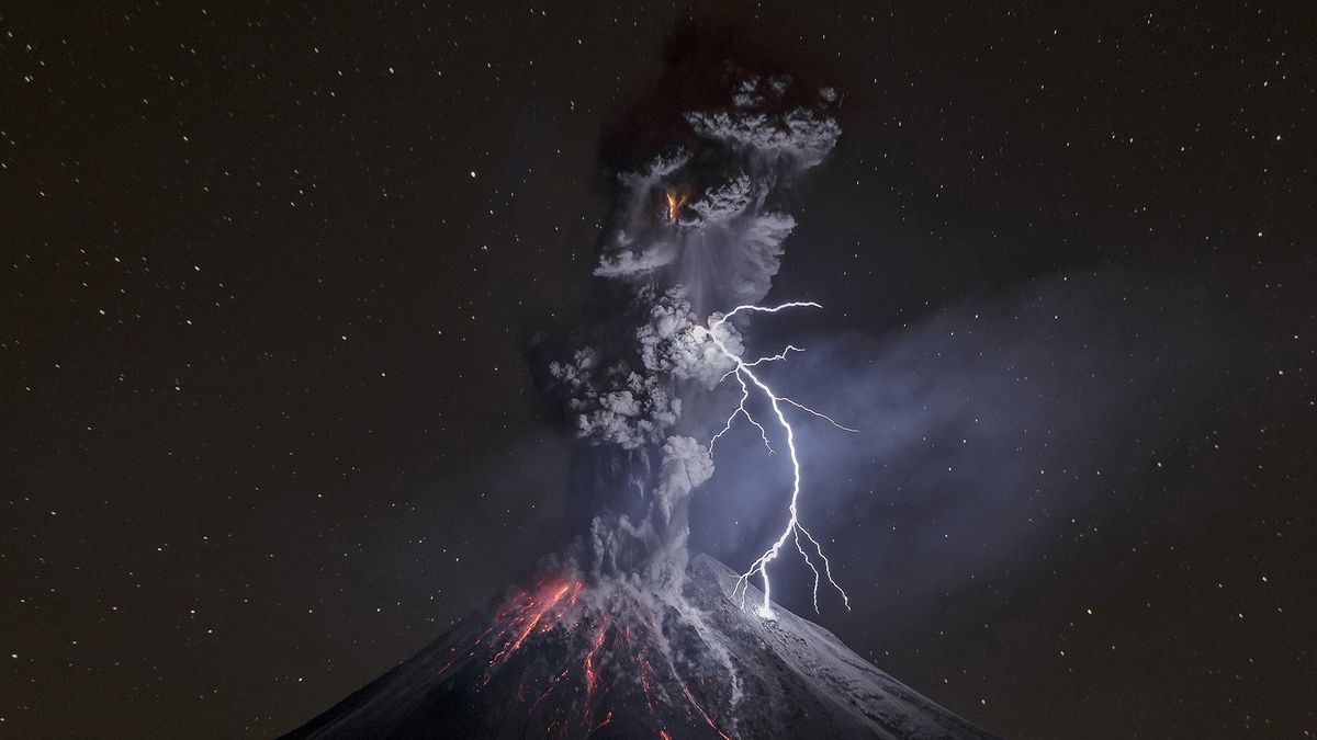 Eruzione vulcanica con fulmine, 1200x675 HD, Desktop