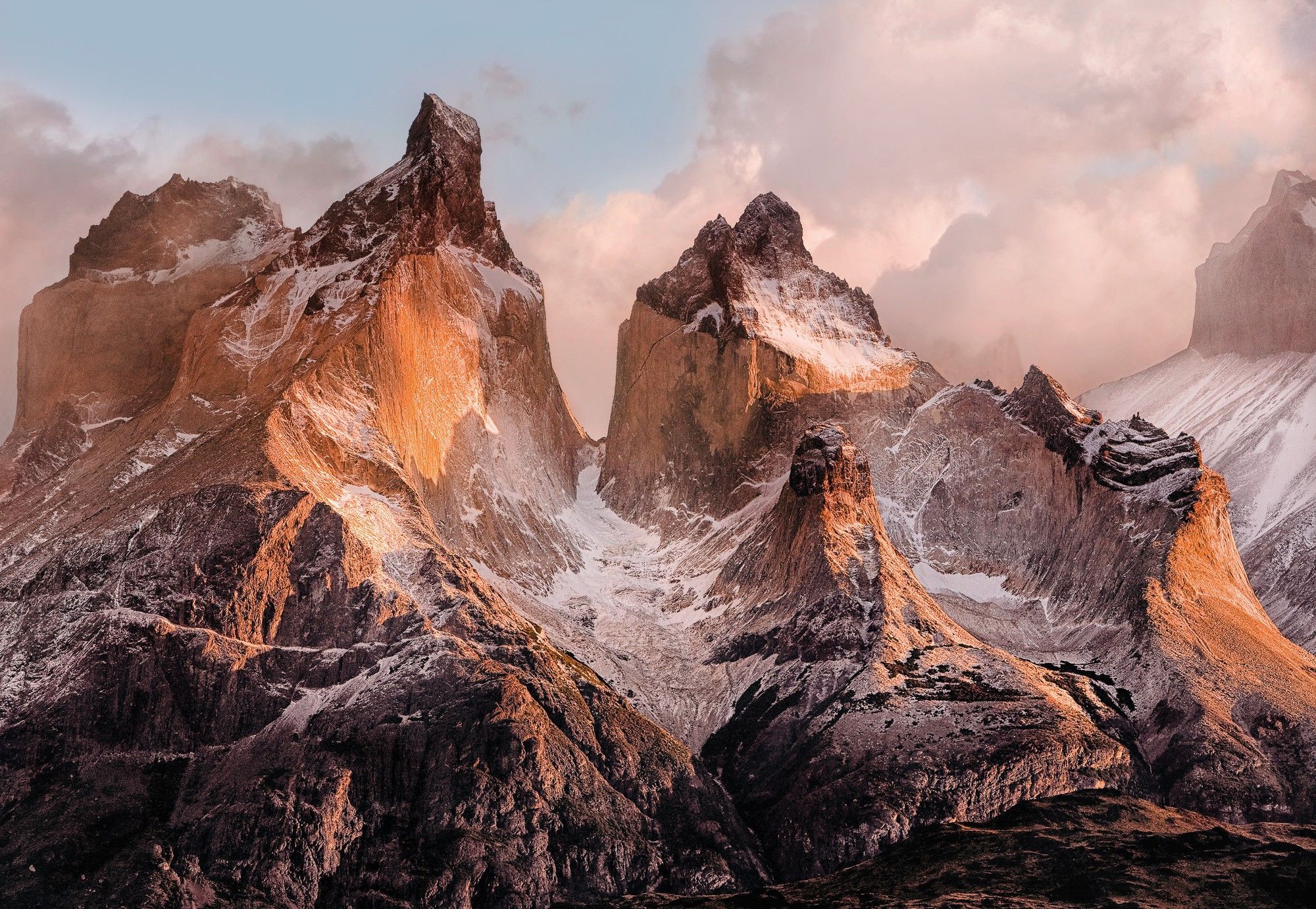 Picchi montani rocciosi al tramonto, 2000x1381 2K, PC Desktop