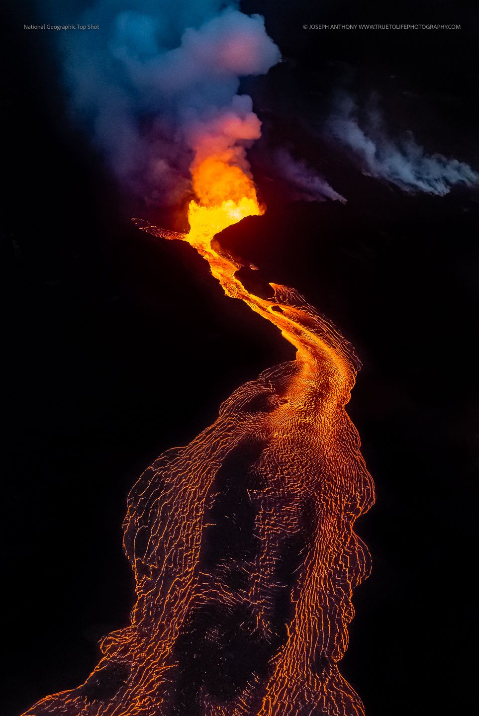 Eruzione vulcanica con colata di lava, 963x1440 Full HD Verticale, Smartphone
