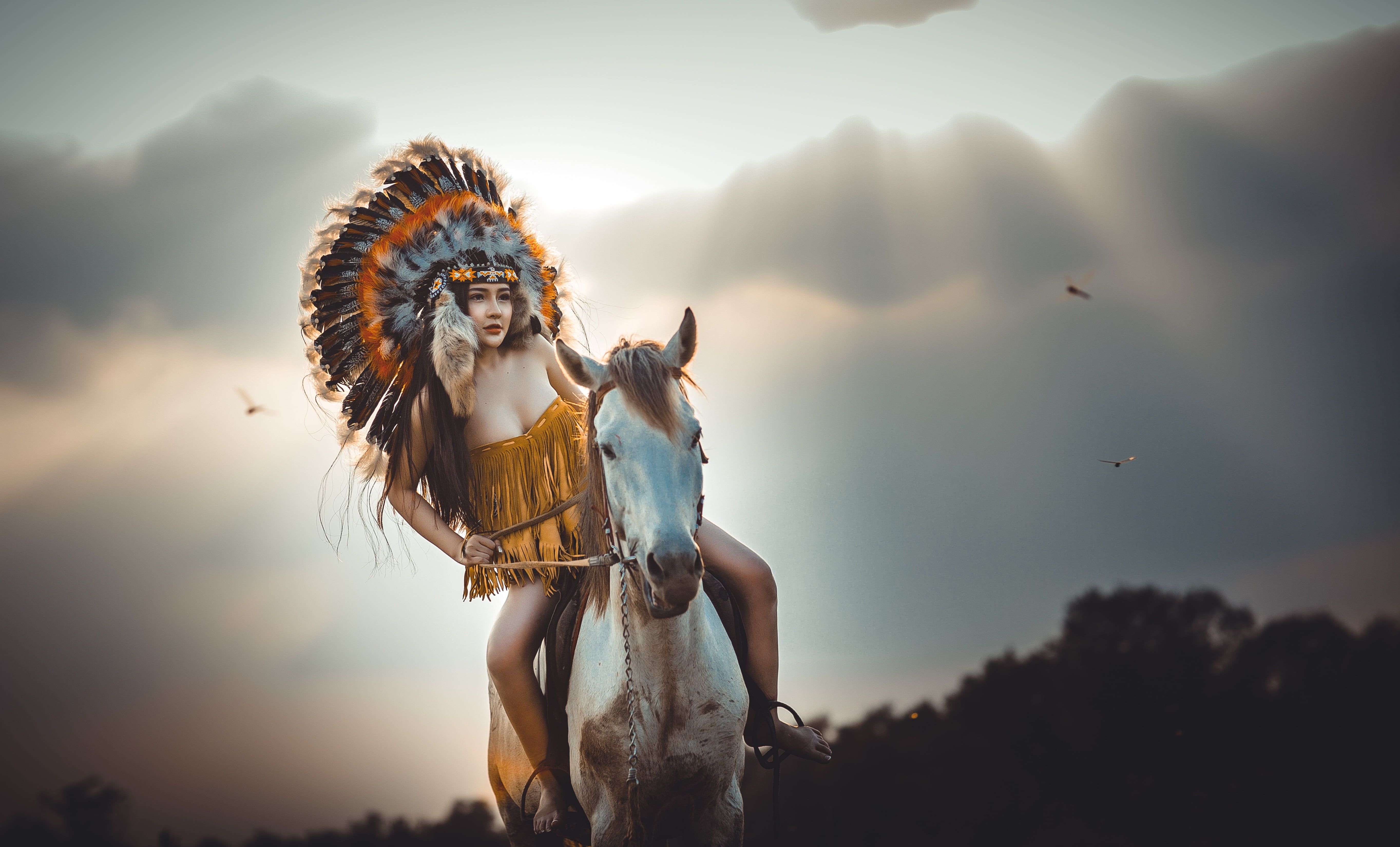 Donna con copricapo piume su cavallo, 5454x3303 Ultra HD, 4K TV