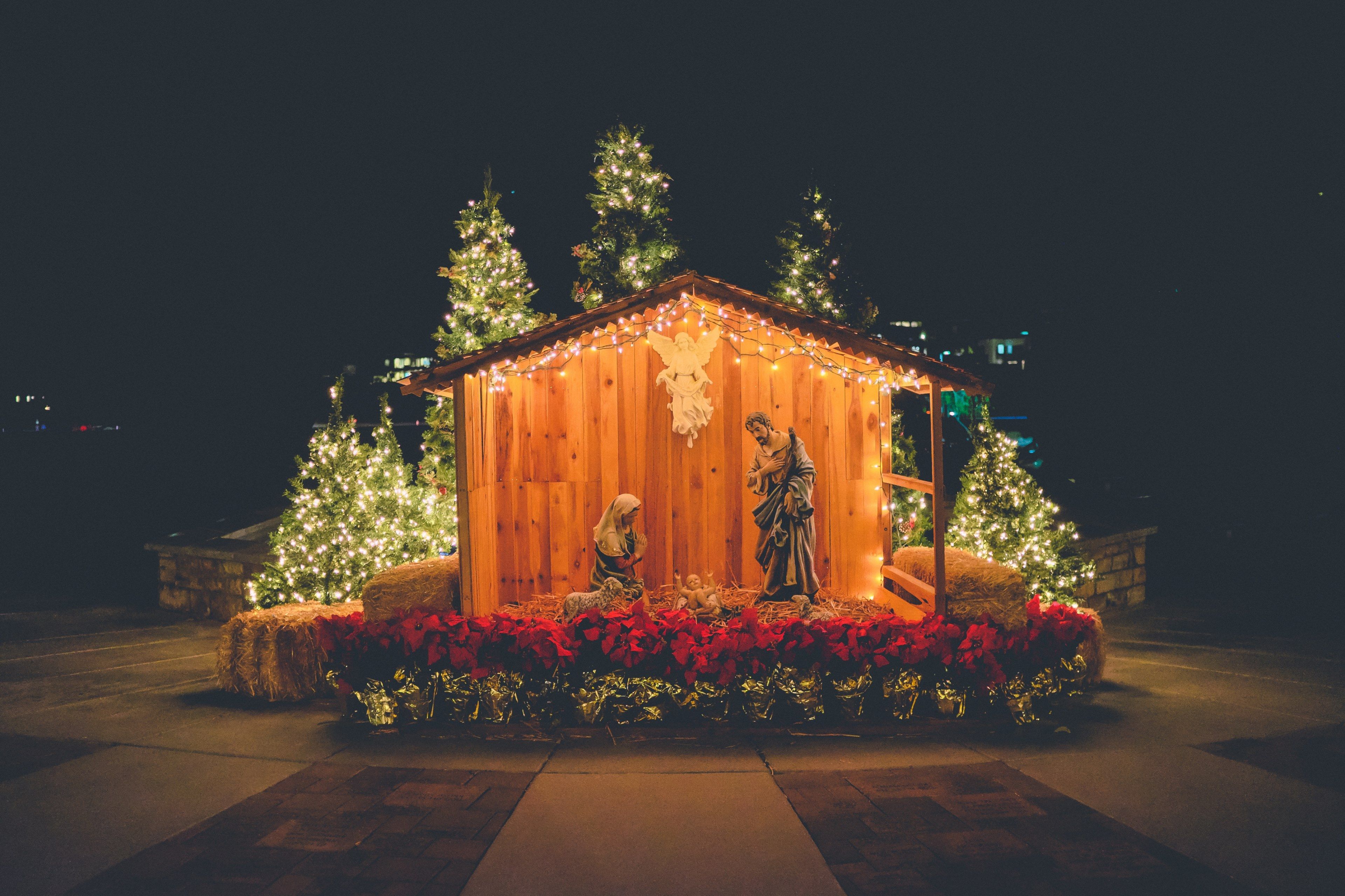 Presepe natalizio illuminato notturno, 3840x2560 Ultra HD, 4K TV