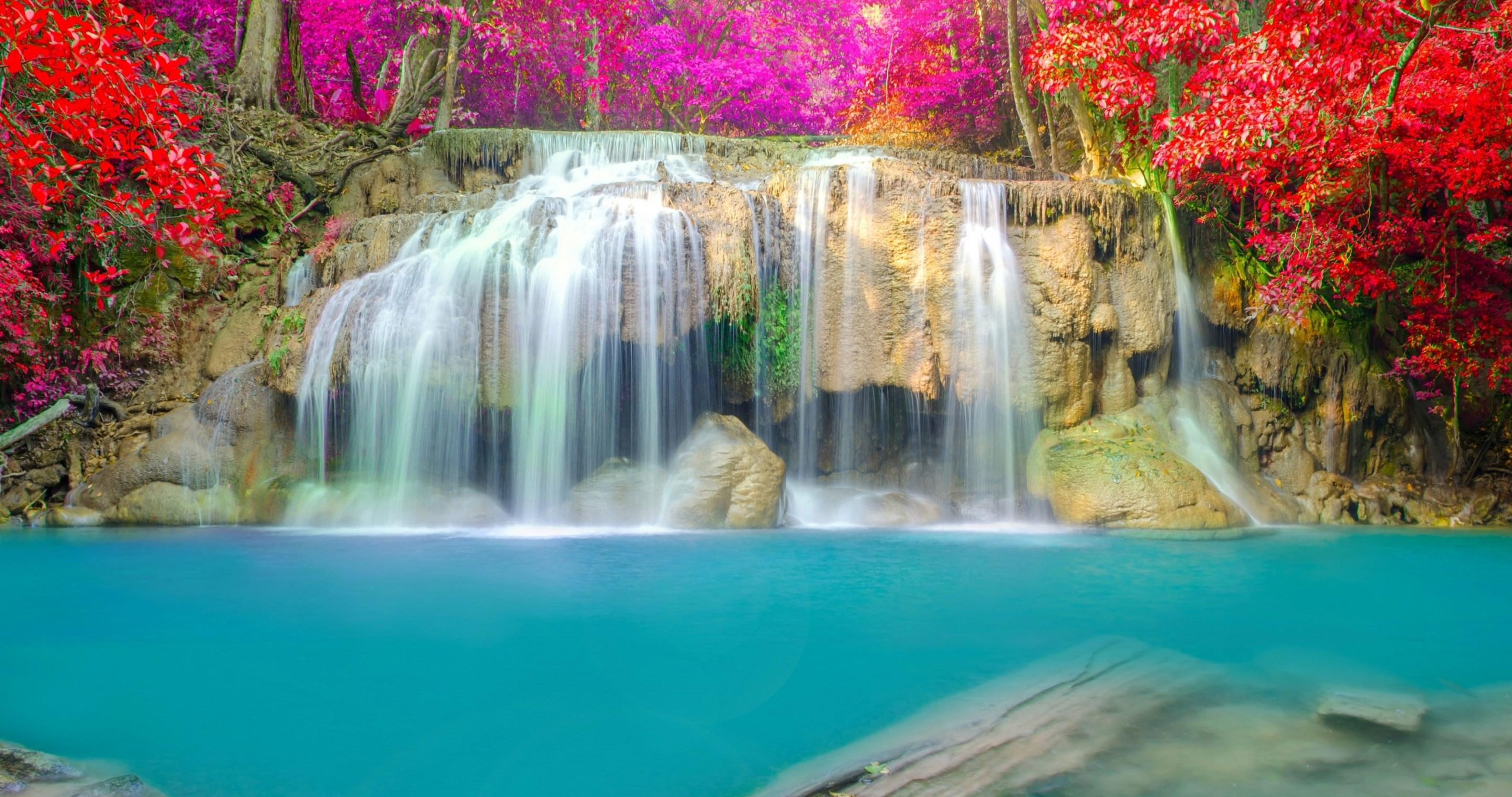 Cascata con acqua turchese e foglie rosse, 4096x2160 UHD, Monitor 4K