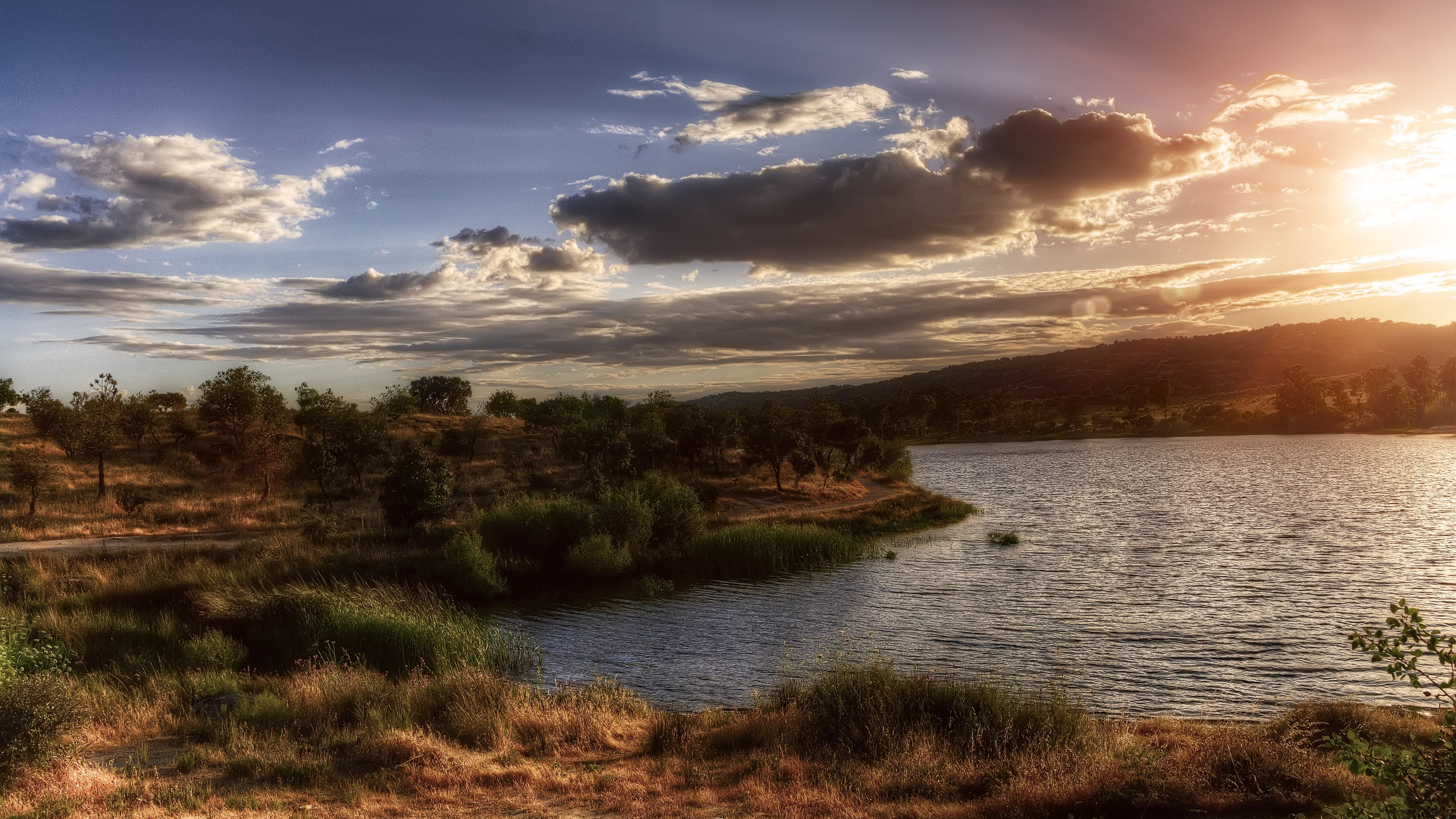Lago al tramonto con colline, 3840x2160 UHD, PC 4K